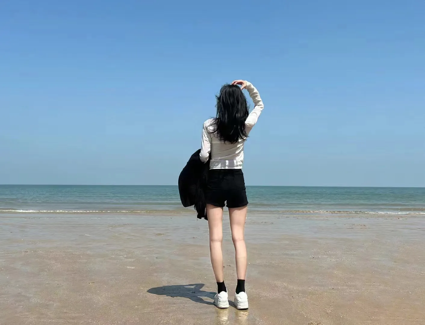 消除后:所有路人被移除,海滩和海面背景恢复自然 海滩旅拍消除路人后的干净画面