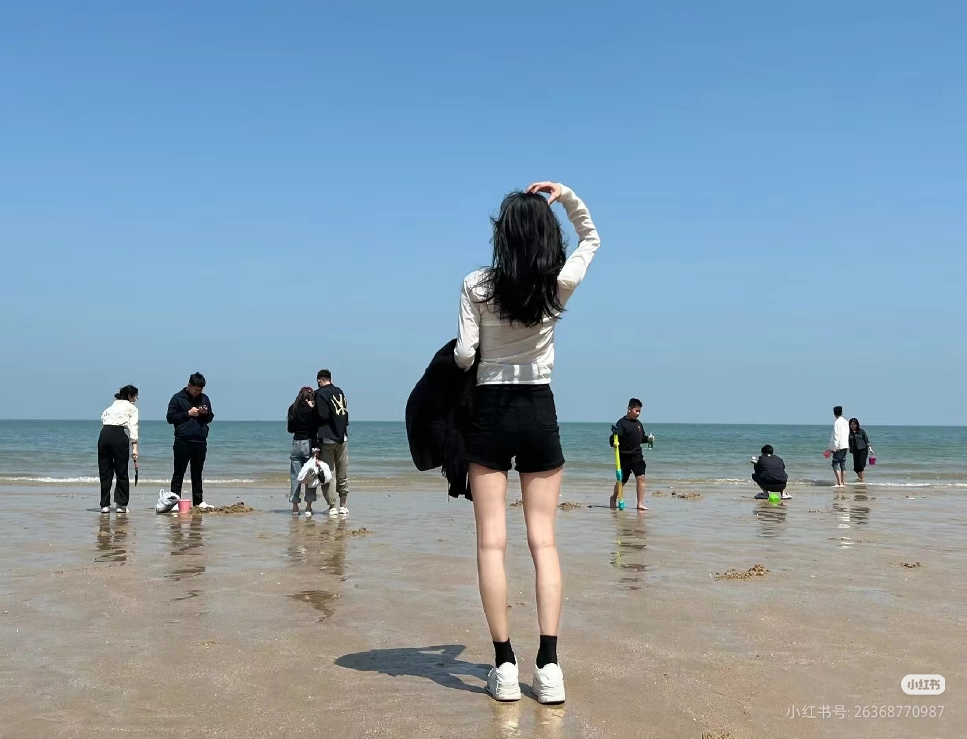 海滩旅拍原图背景有多个路人游客