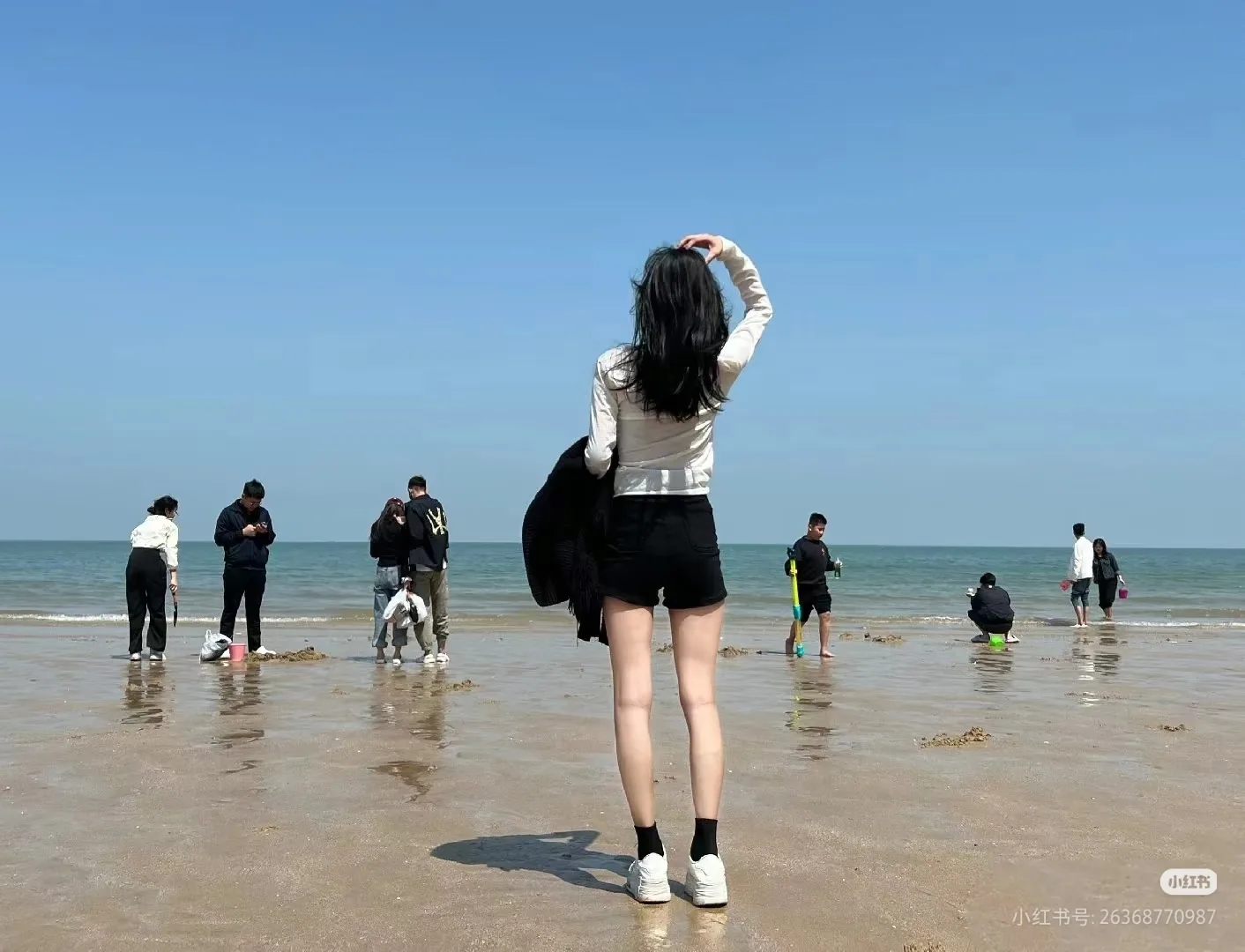 海滩旅拍原图背景有多个路人游客