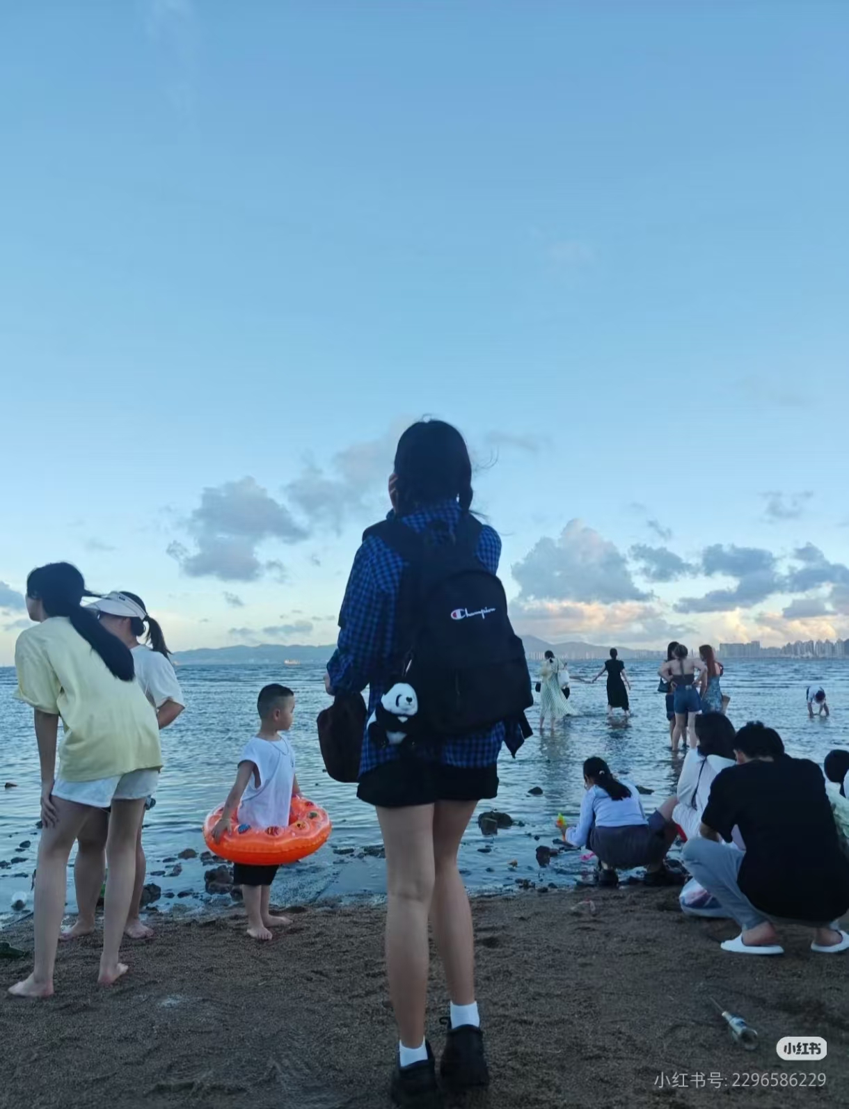 室外场景消除前有杂乱元素