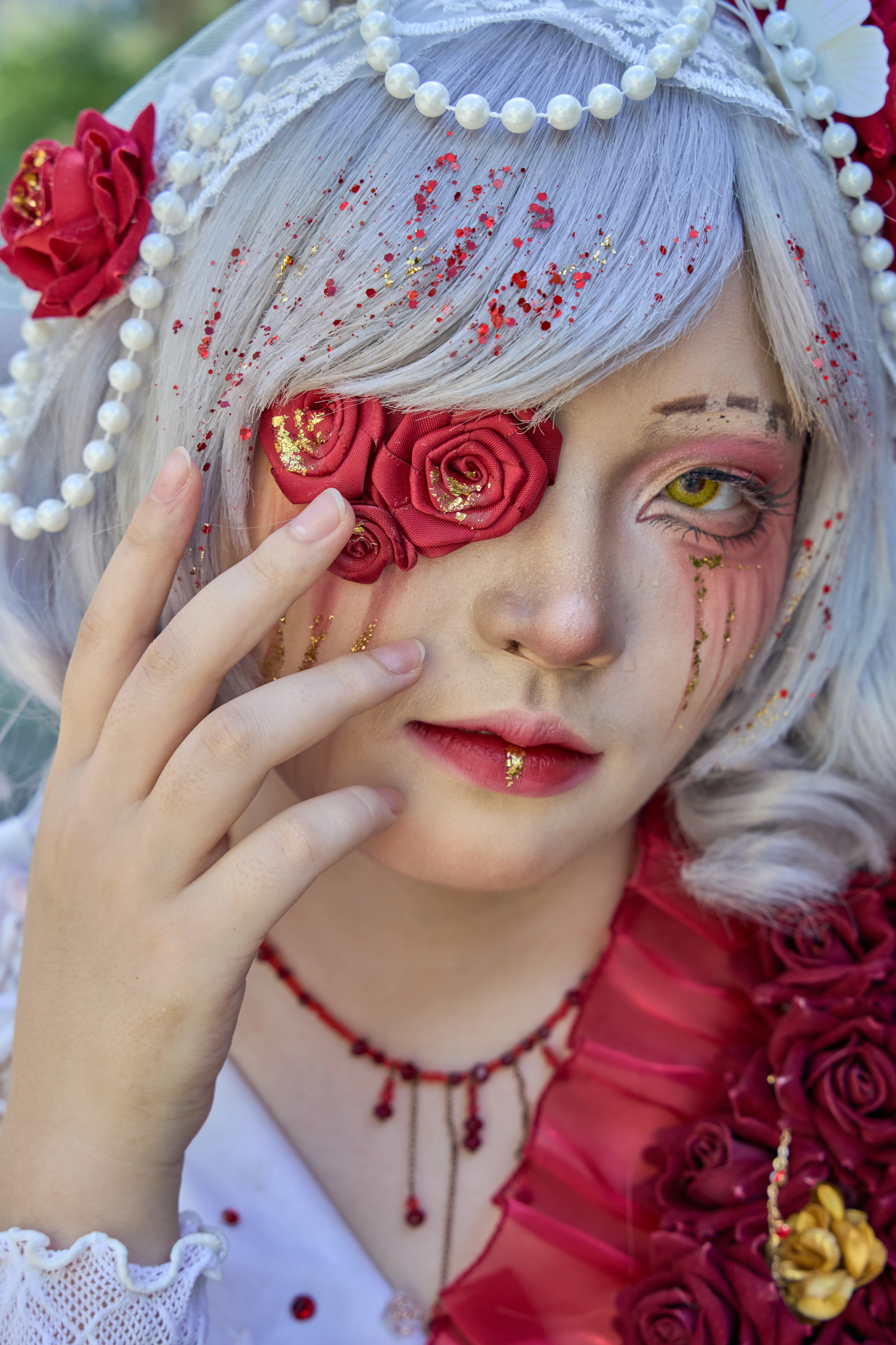 Cosplay人像修图前白发红玫瑰装饰特效妆容