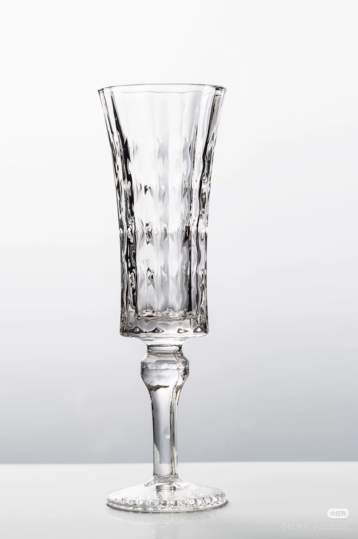 水晶高脚杯白底产品图展示切割纹理