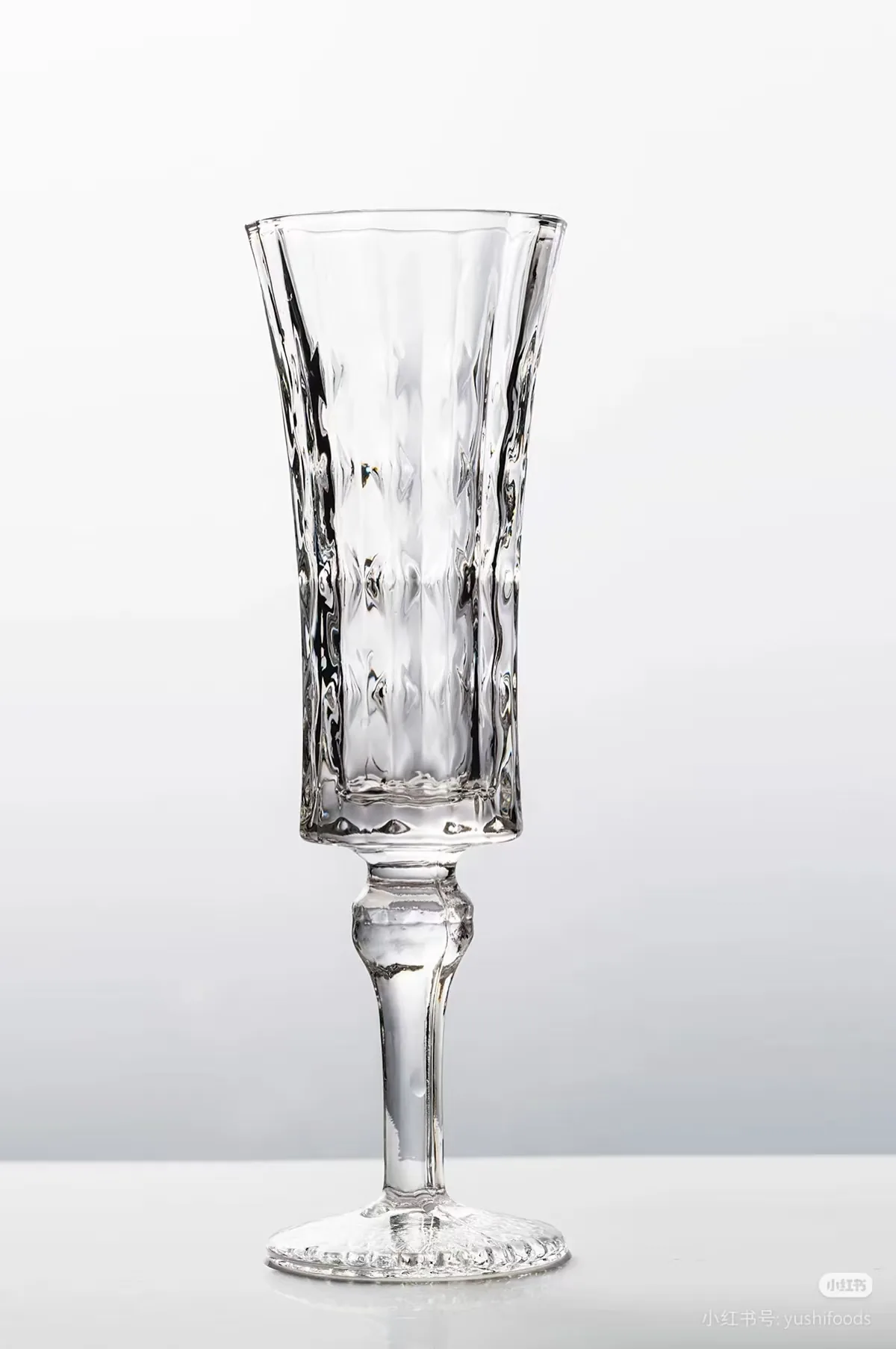 水晶高脚杯白底产品图展示切割纹理