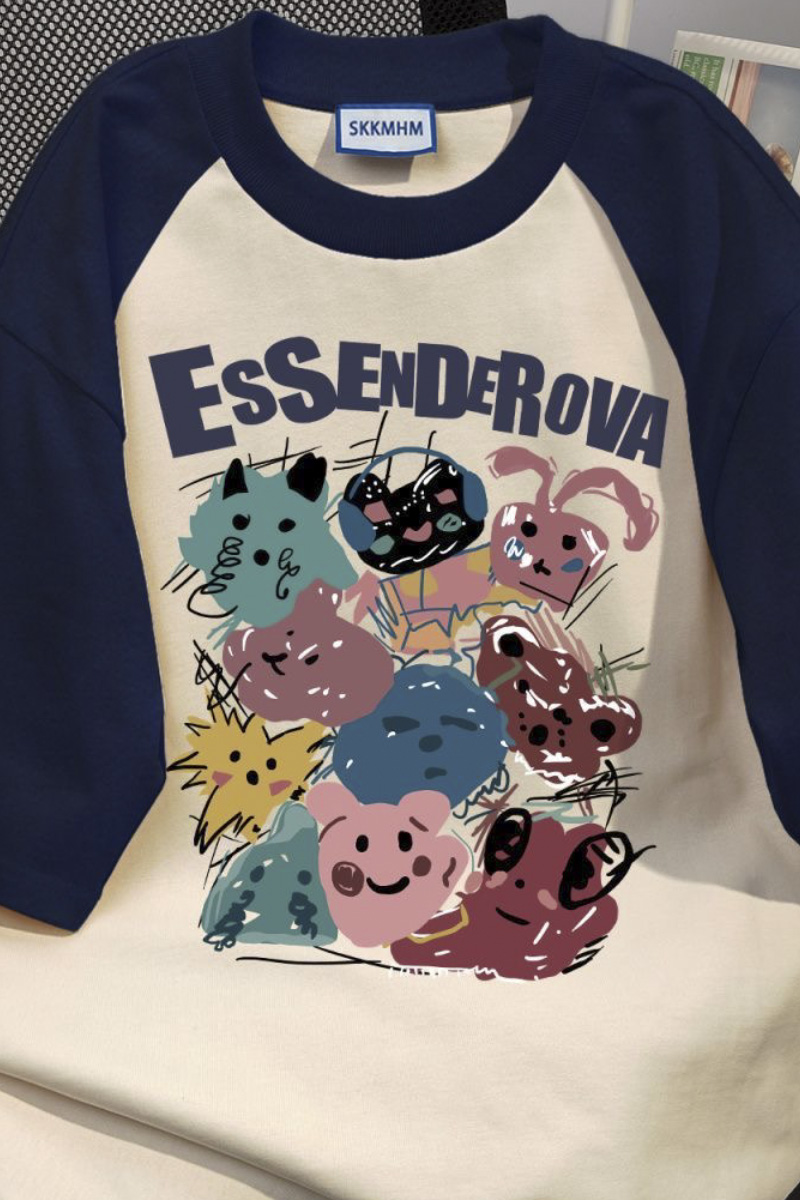 深蓝色拼色T恤上的动物涂鸦印花