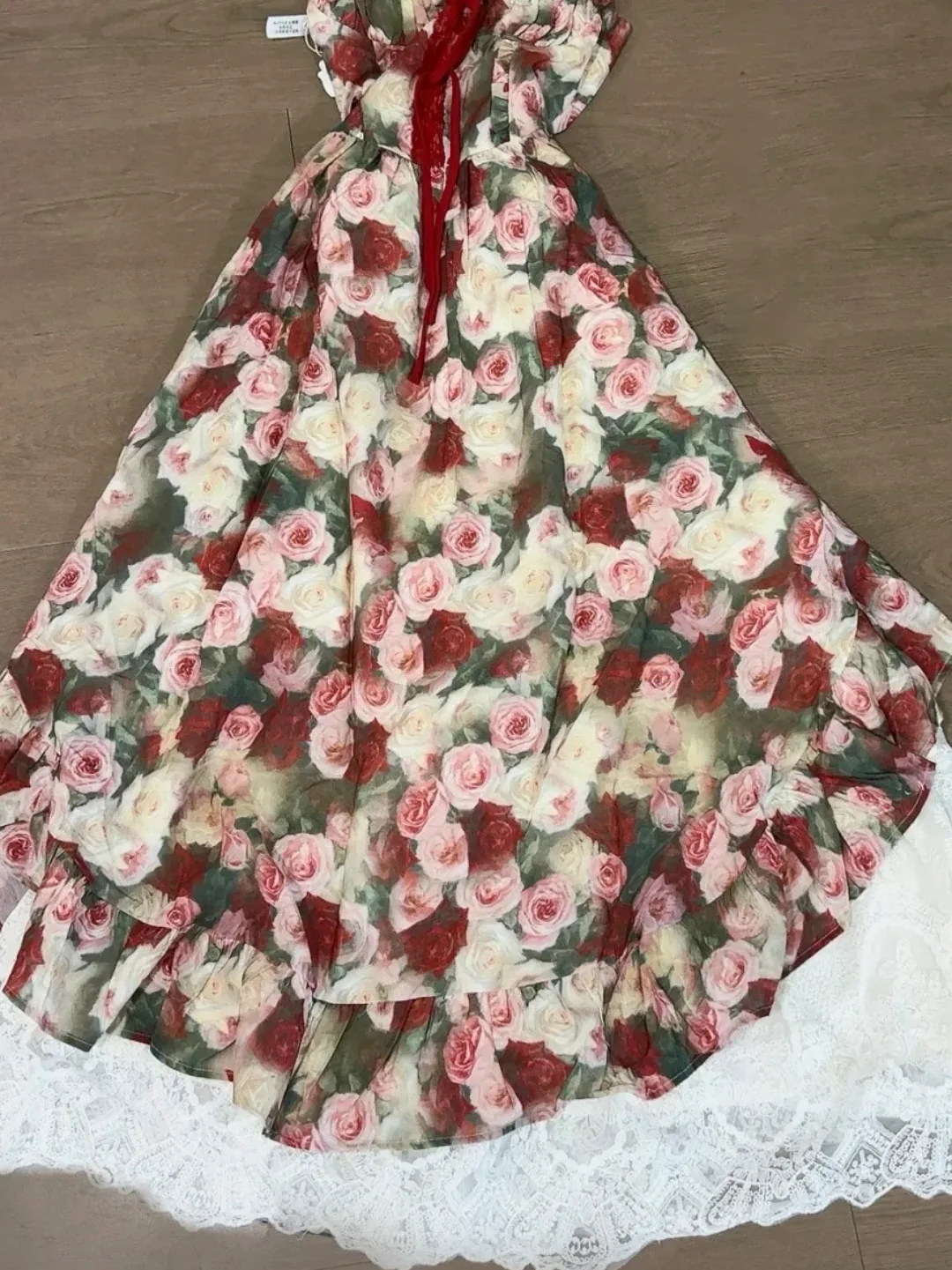 提取后的玫瑰满幅花纹,花瓣色彩渐变和叶片细节保留完整 提取后的玫瑰纹样