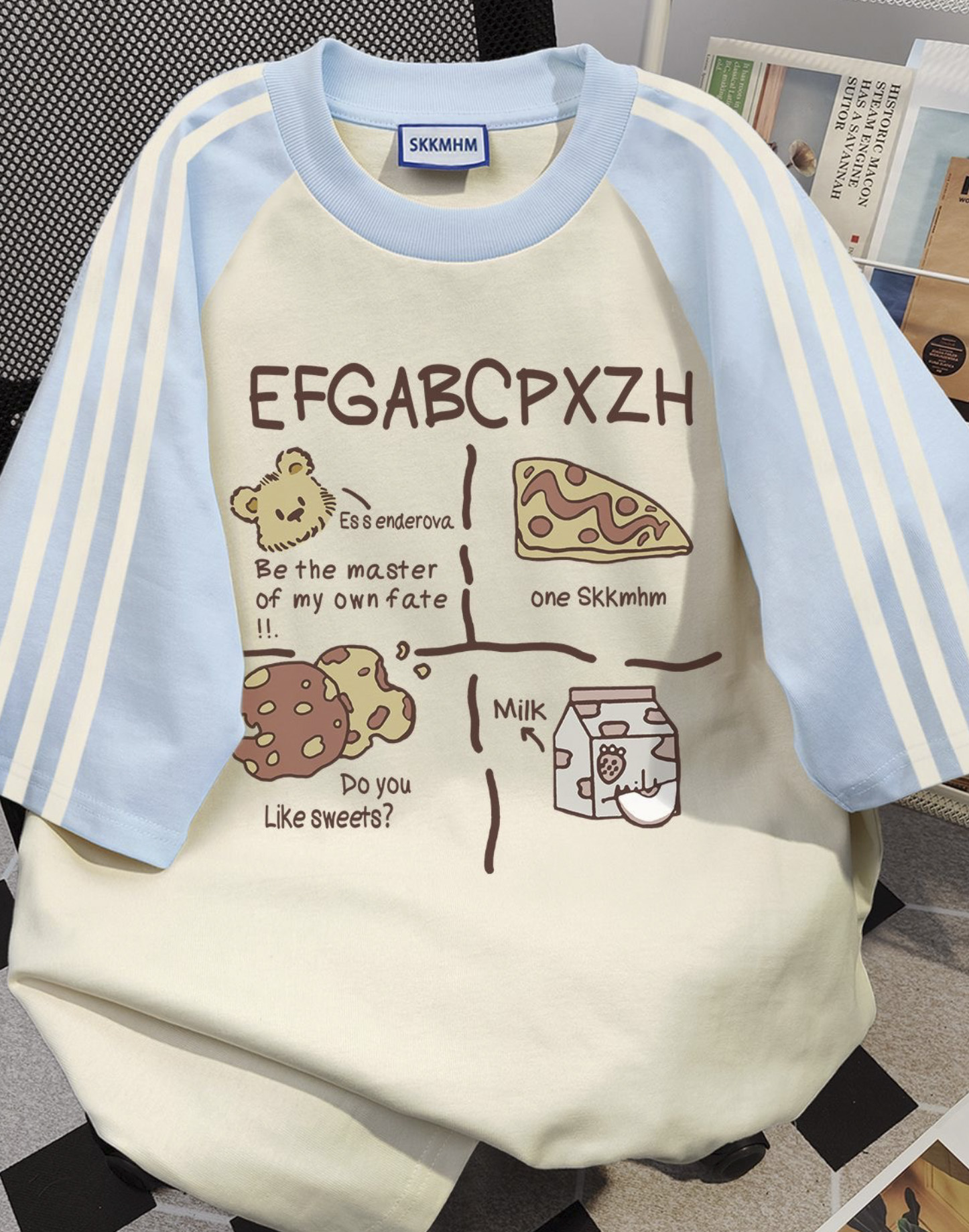 蓝白拼色T恤上的甜品插画印花