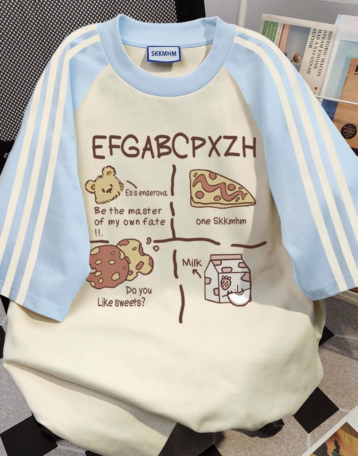 蓝白拼色T恤上的甜品插画印花