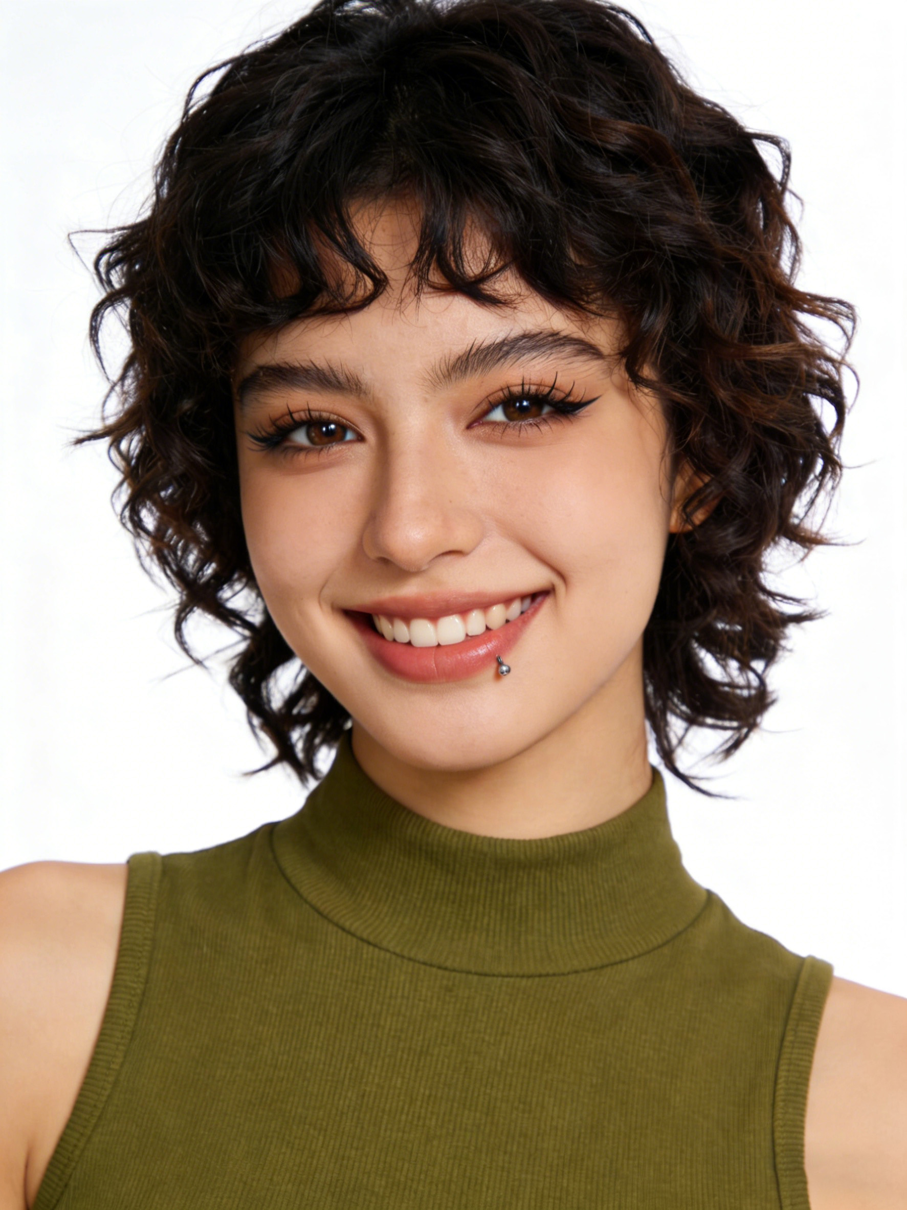 卷发模特修图后皮肤干净有光泽