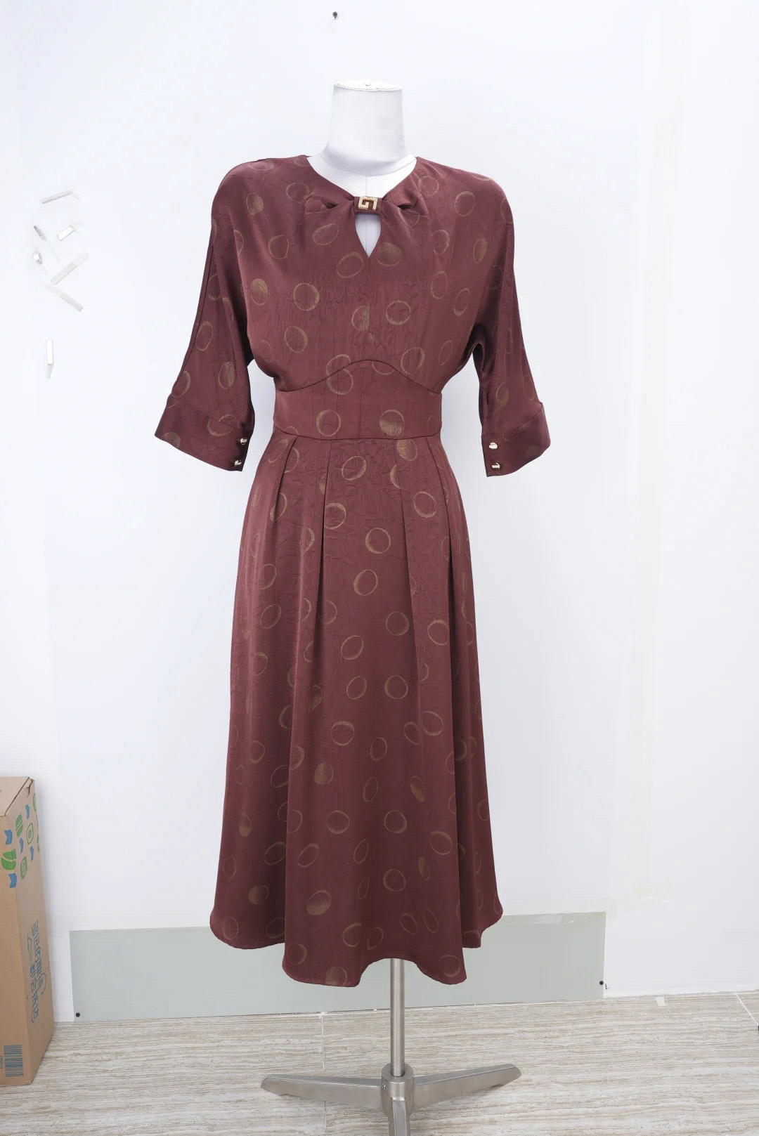 服装白底图精修前背景杂乱