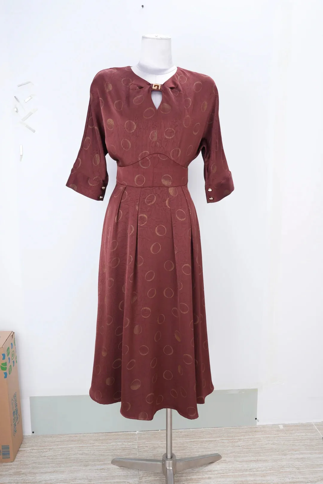 服装白底图精修前背景杂乱