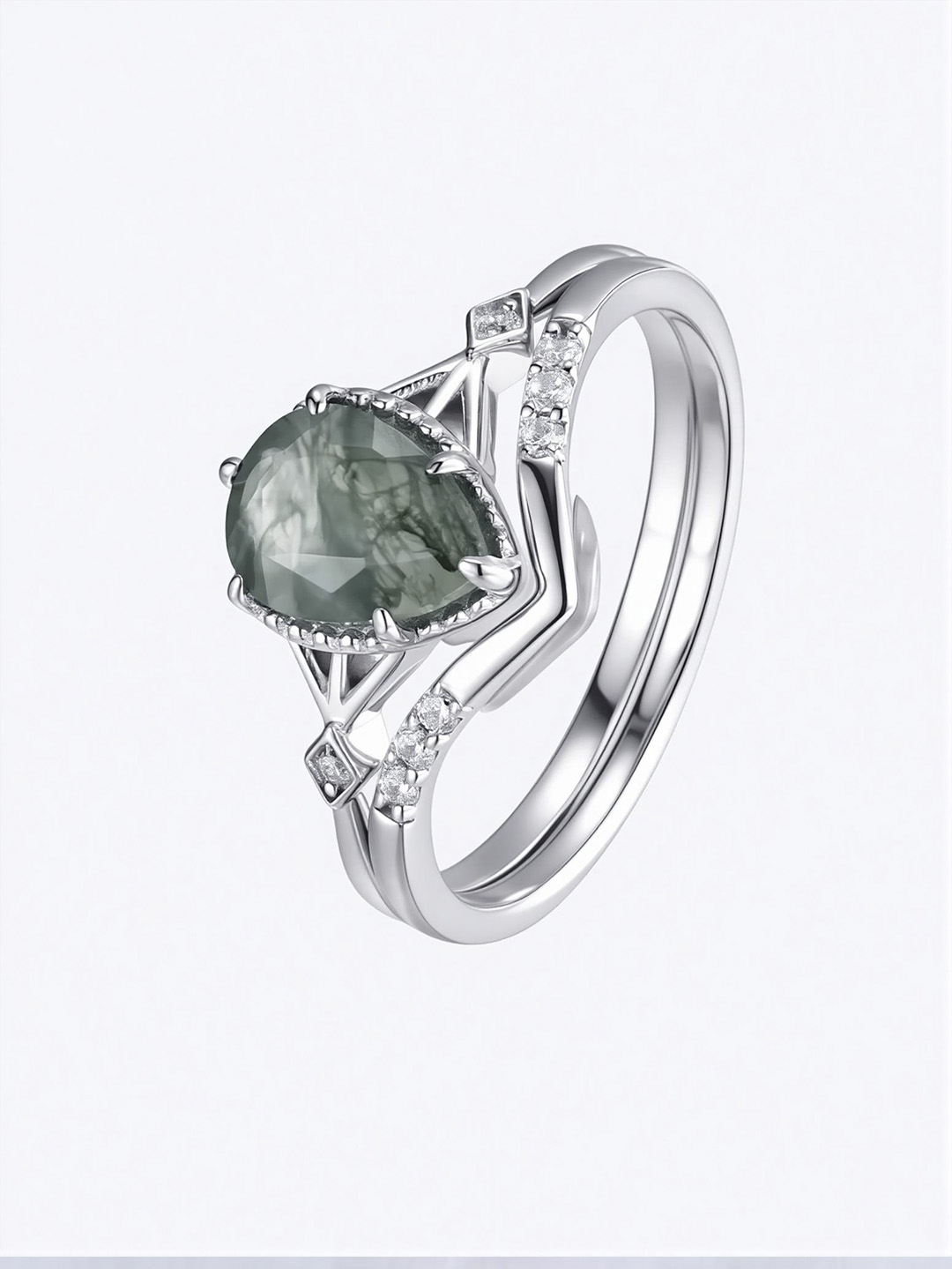 绿色宝石戒指精修后光泽鲜亮