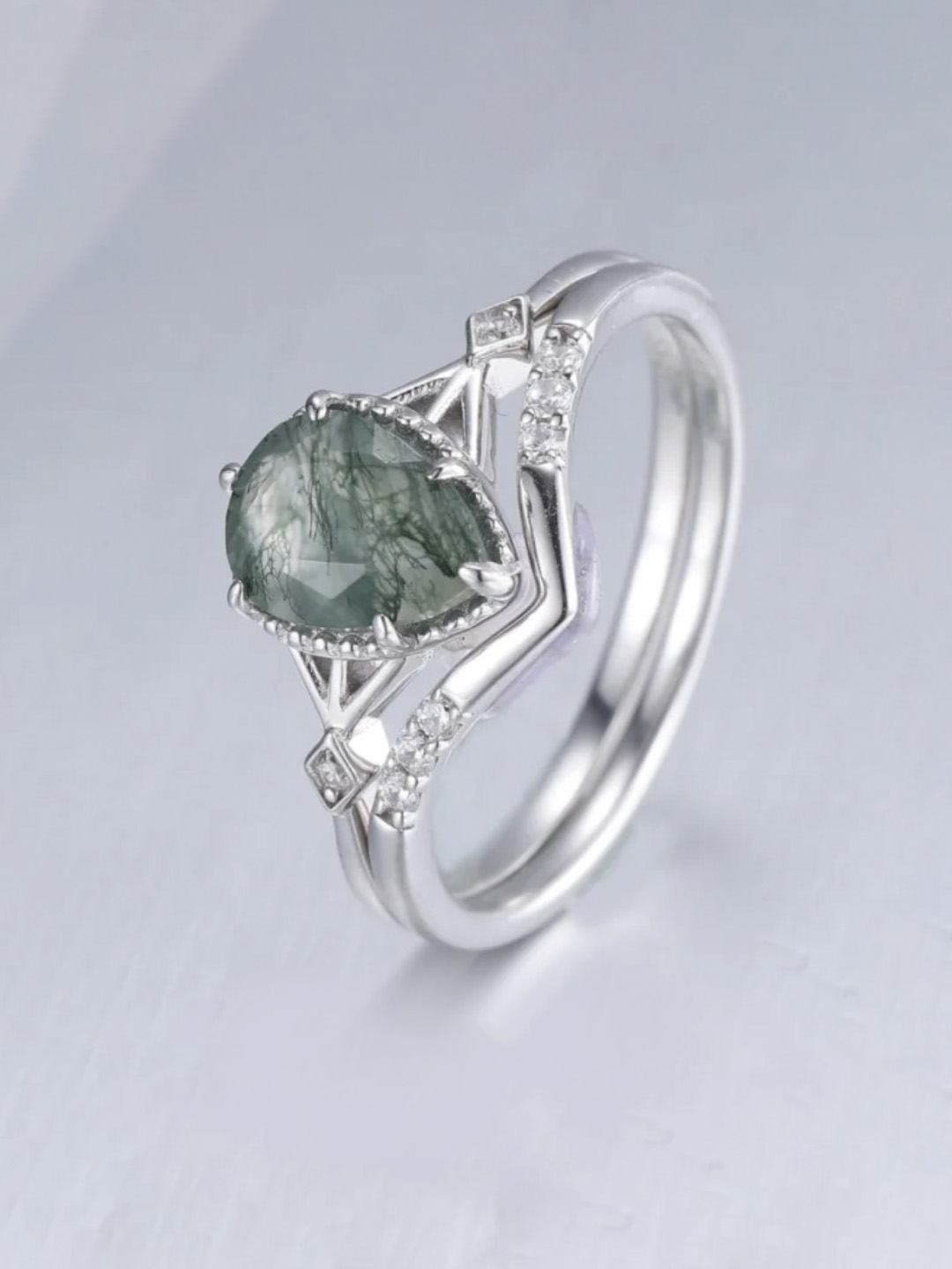 绿色宝石戒指精修前光泽暗淡