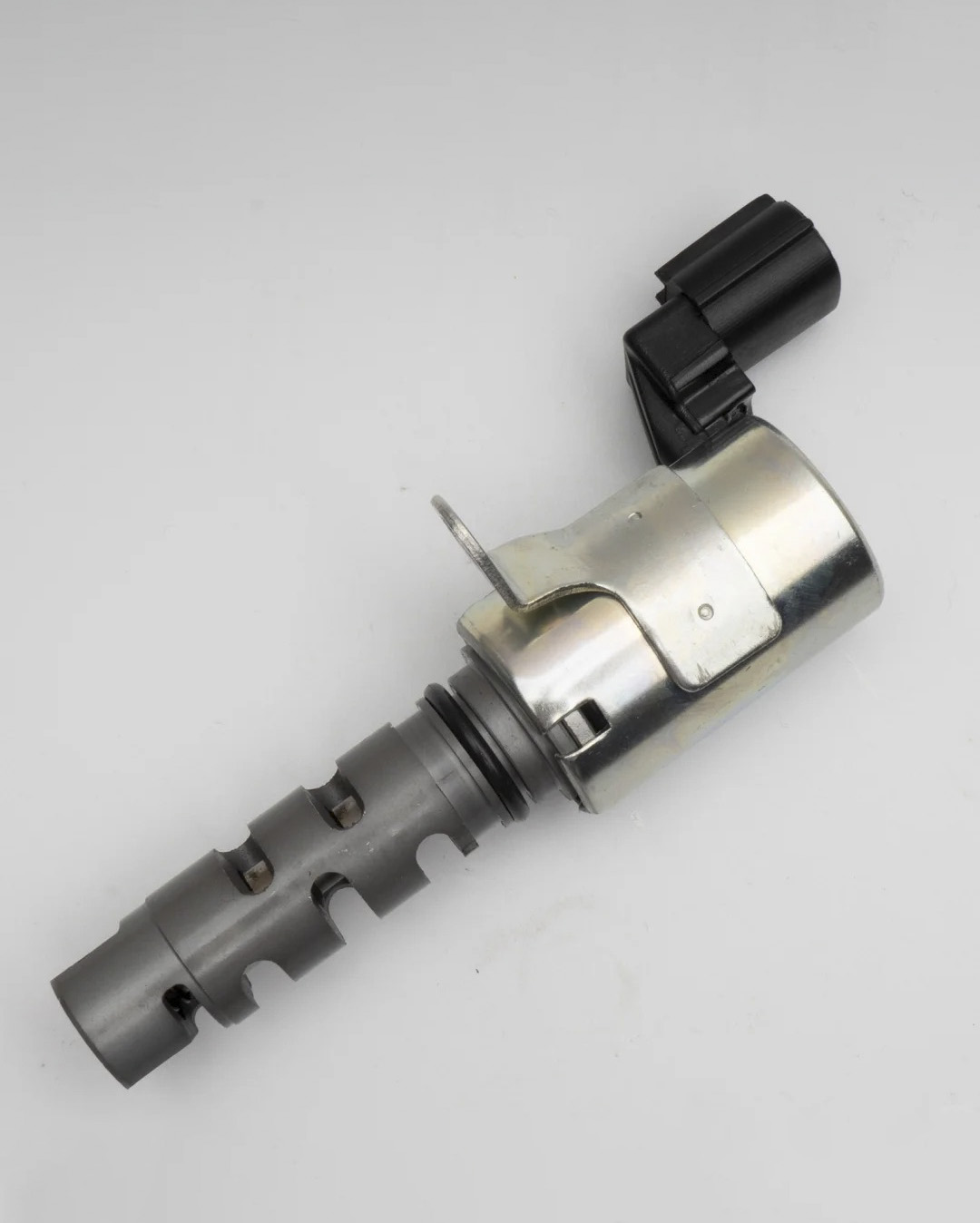 金属电磁阀零件精修前有刮痕和氧化斑点