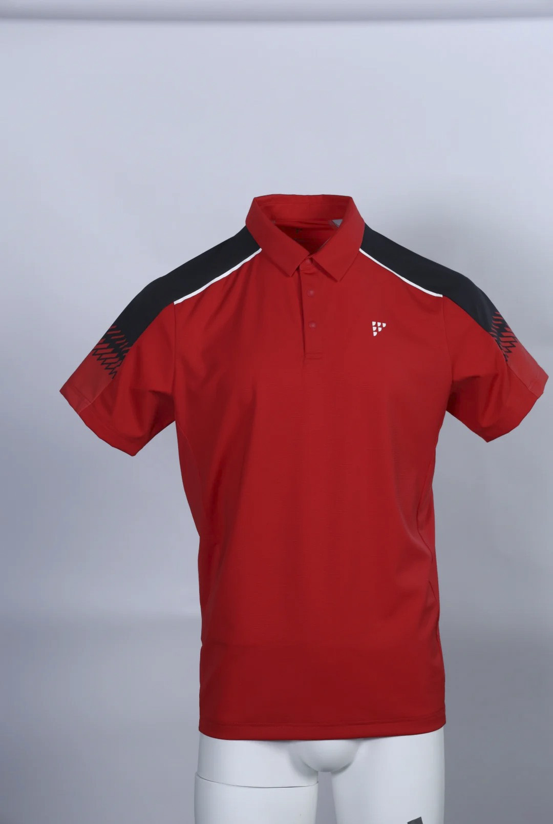 红色Polo衫精修前模特架拍摄有褶皱背景灰