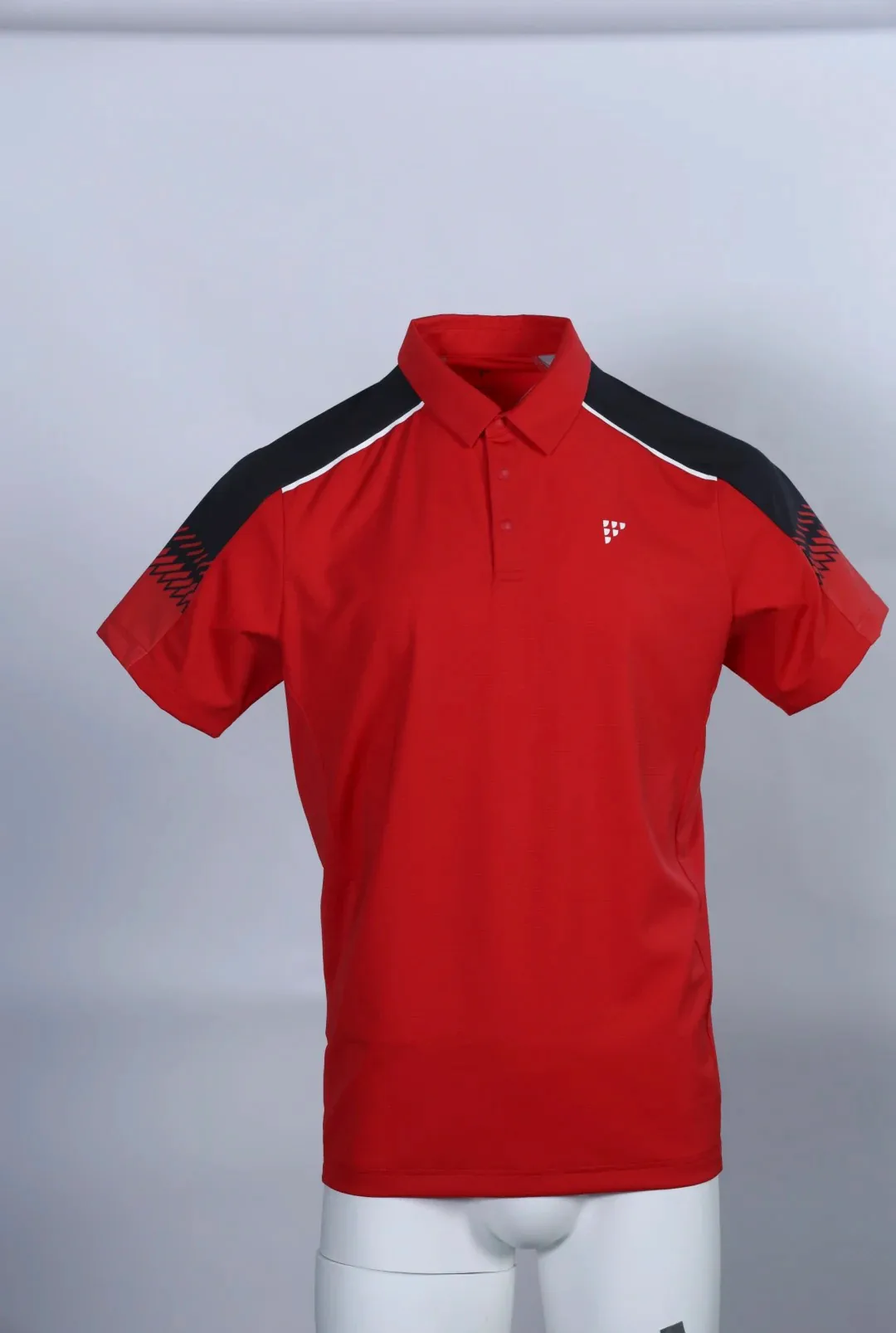 红色Polo衫精修前模特架拍摄有褶皱背景灰