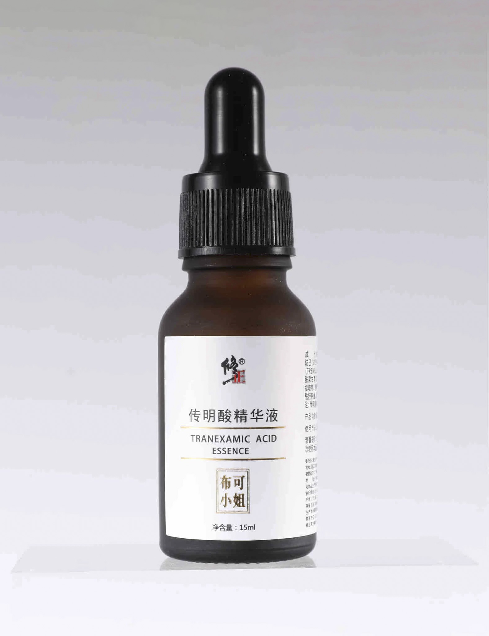 传明酸精华液瓶身精修前有灰尘反光不均