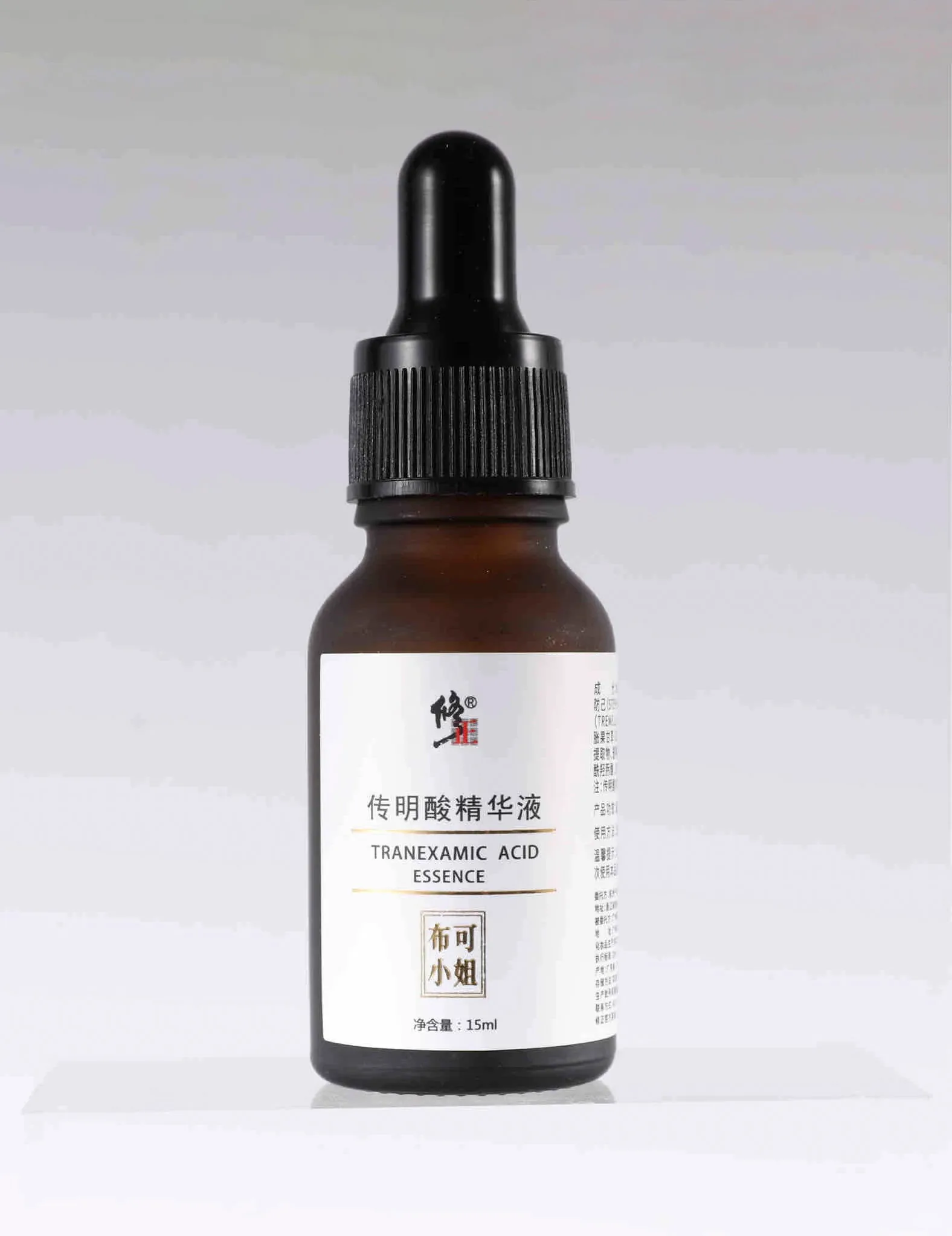 传明酸精华液瓶身精修前有灰尘反光不均