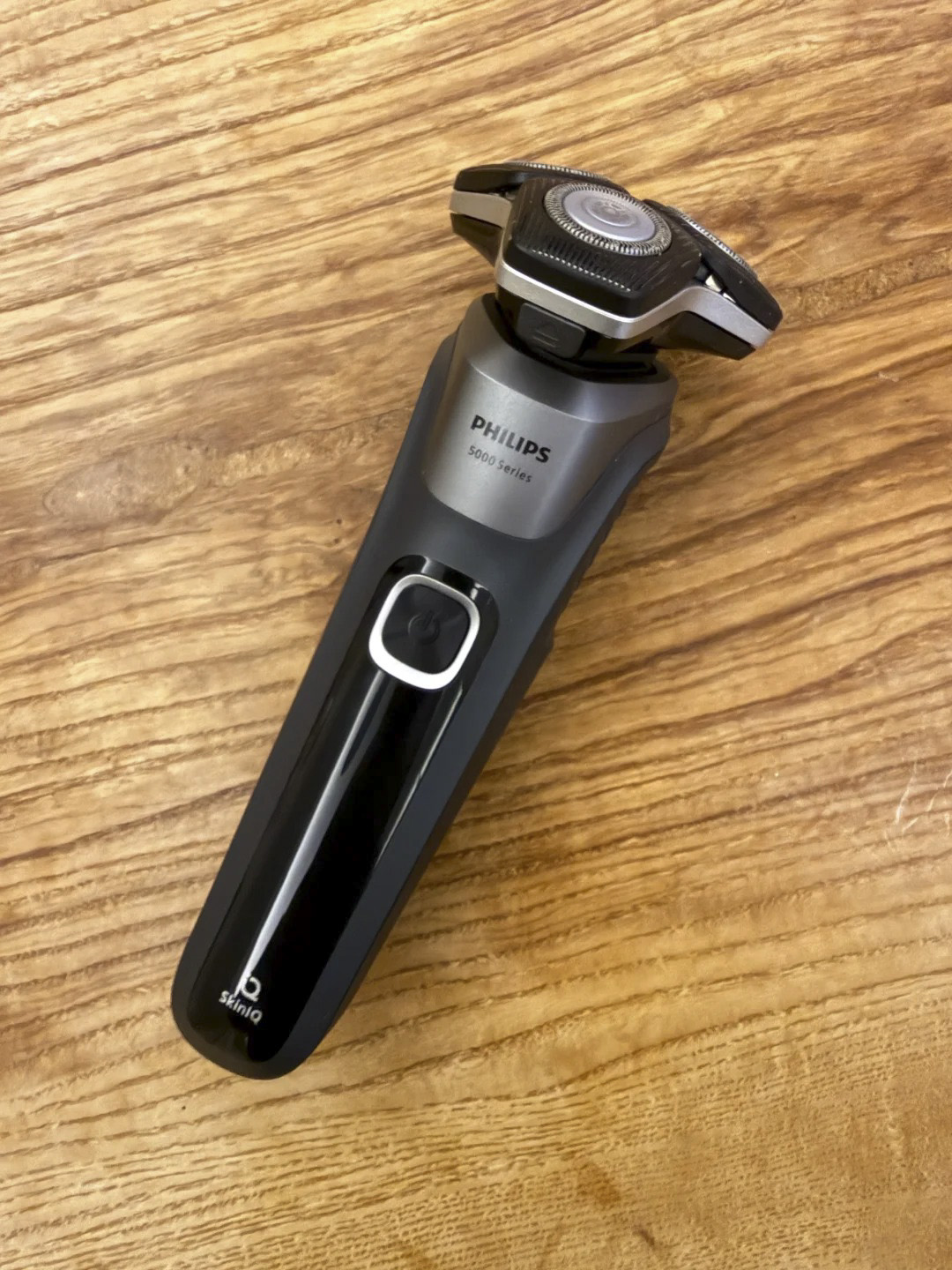 飞利浦剃须刀精修前手机拍摄有指纹和环境反光