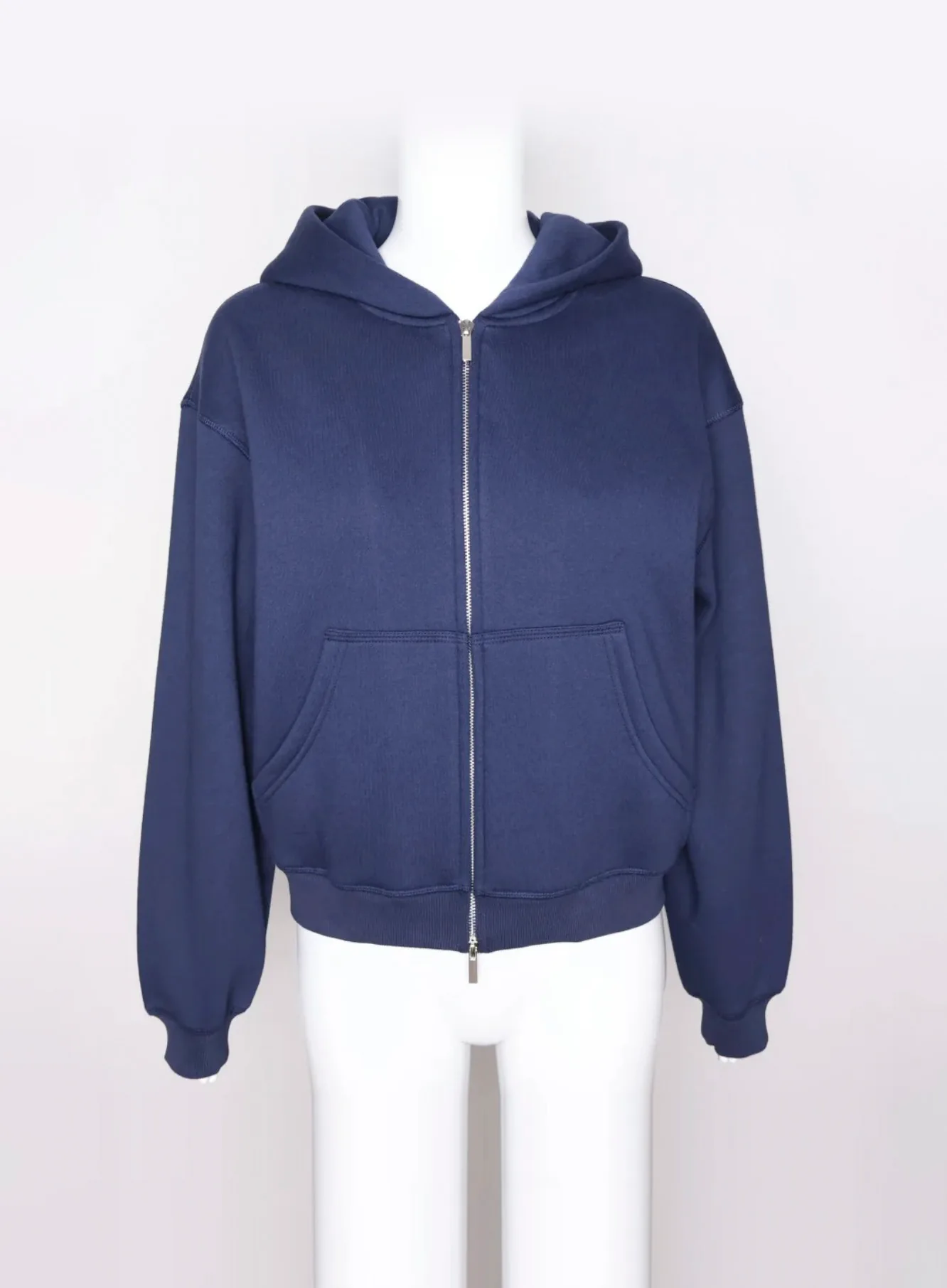 第二组精修前:服装有拍摄褶皱 第二组服装精修前