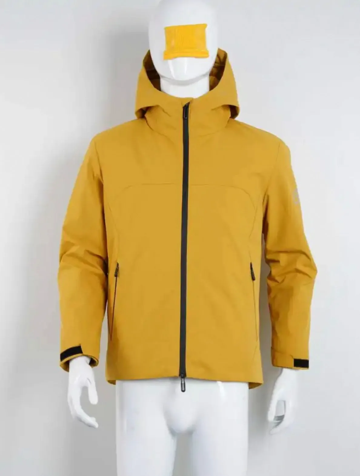 第三组精修前:服装平铺有折痕 第三组服装精修前