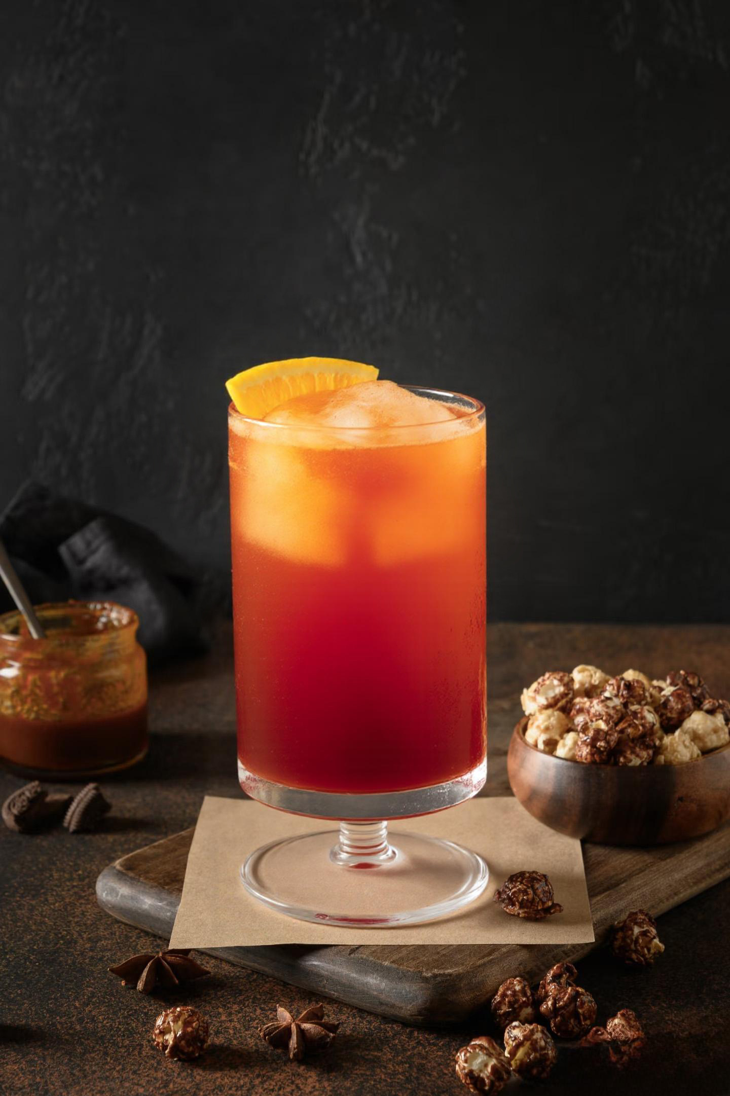 鸡尾酒迁移到深色咖啡馆场景后的效果