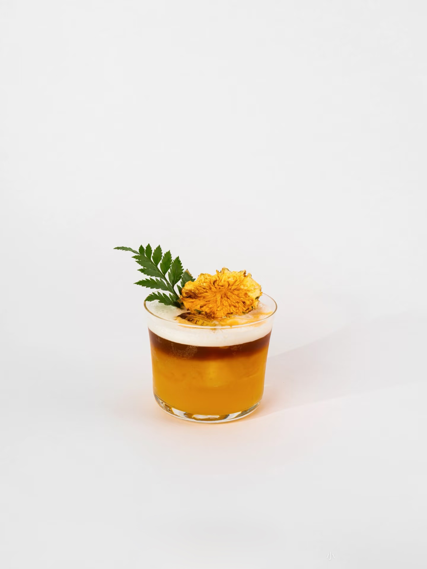 菠萝装饰鸡尾酒白底图短矮杯琥珀色饮品