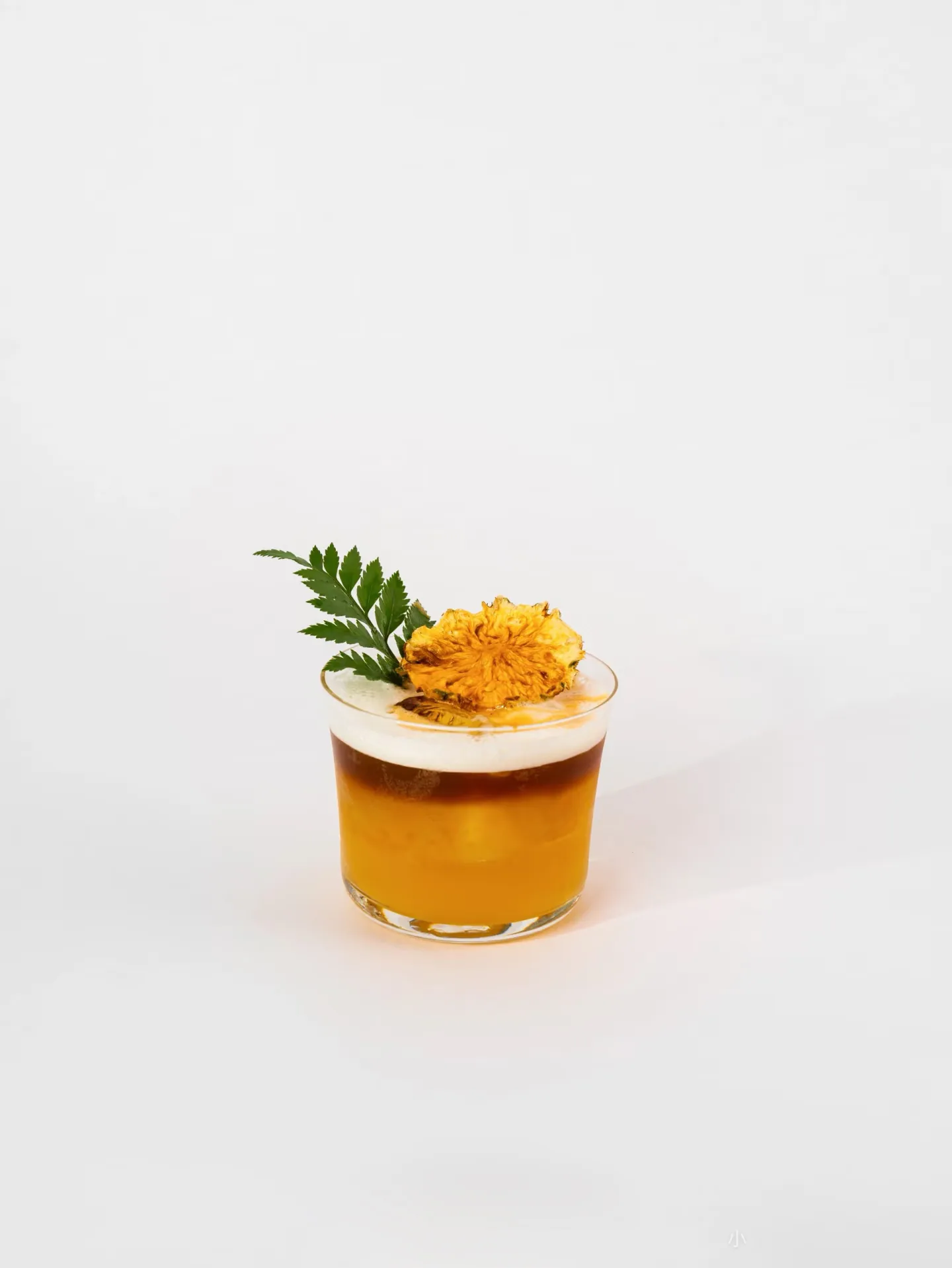菠萝装饰鸡尾酒白底图短矮杯琥珀色饮品