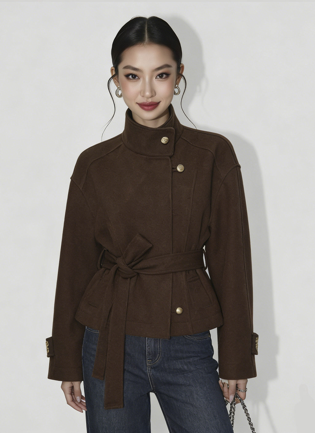 女模特穿棕色腰带毛呢外套
