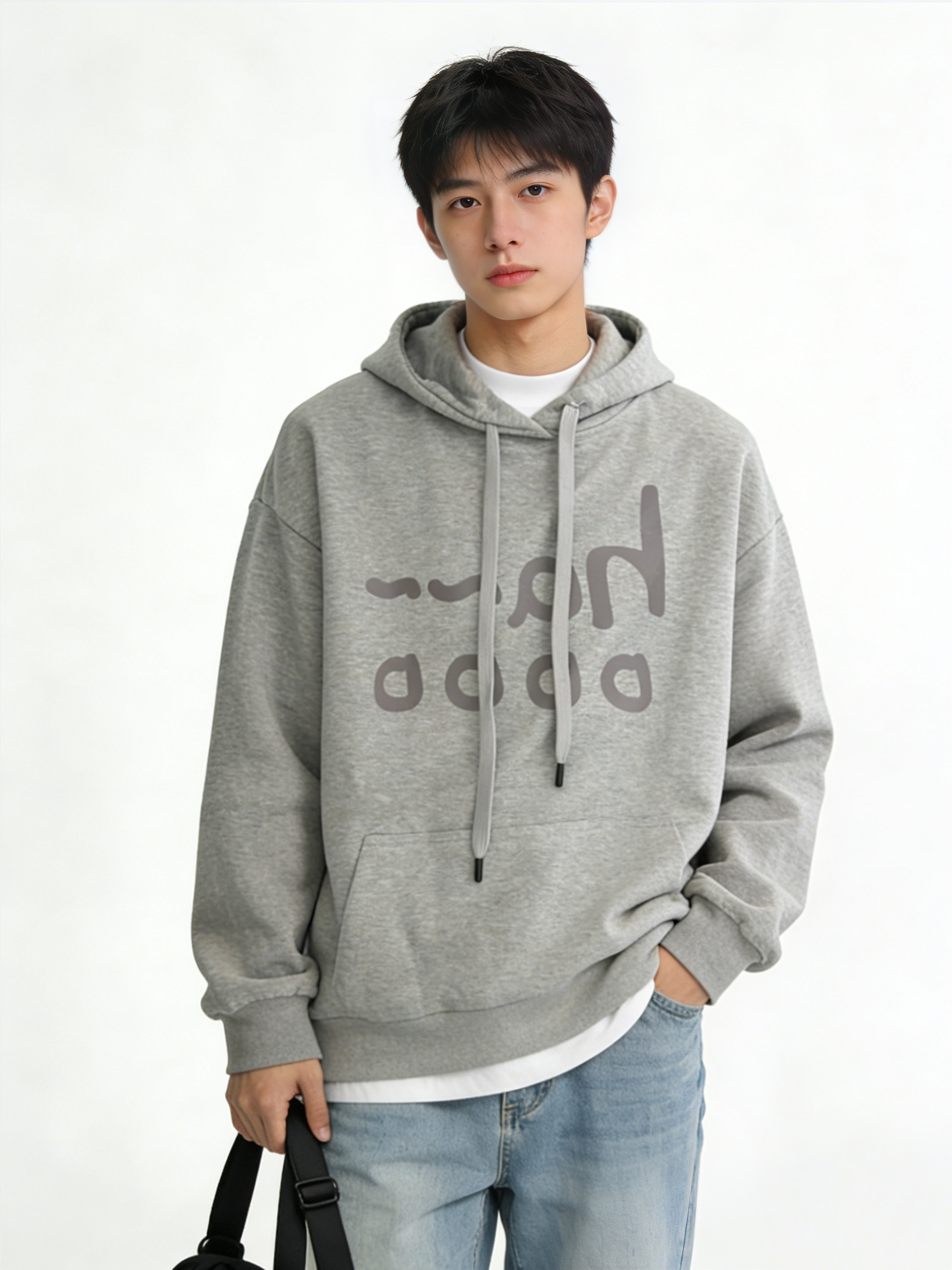 男模特原穿灰色字母连帽卫衣