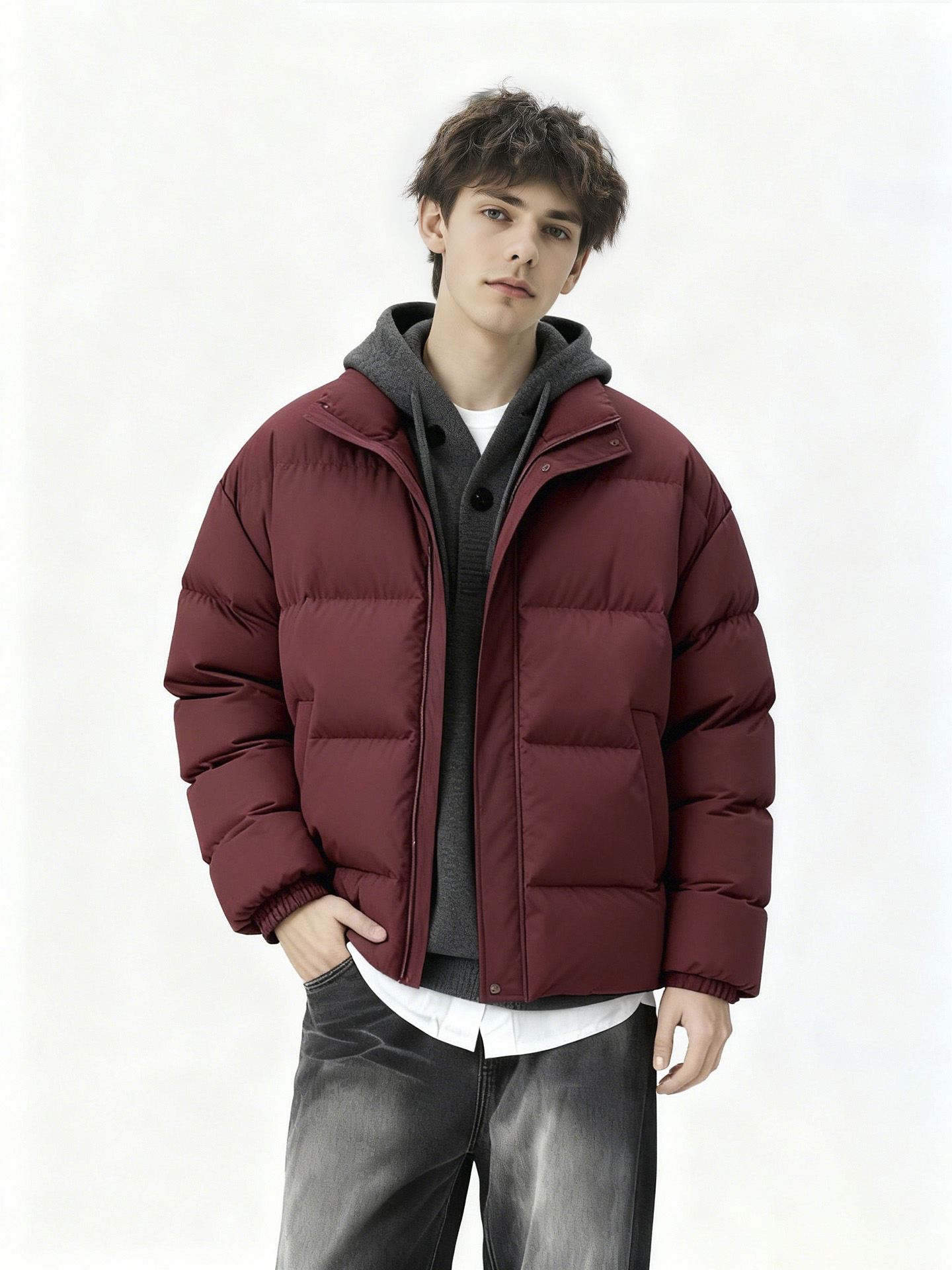 模特换上红色羽绒服后的上身效果