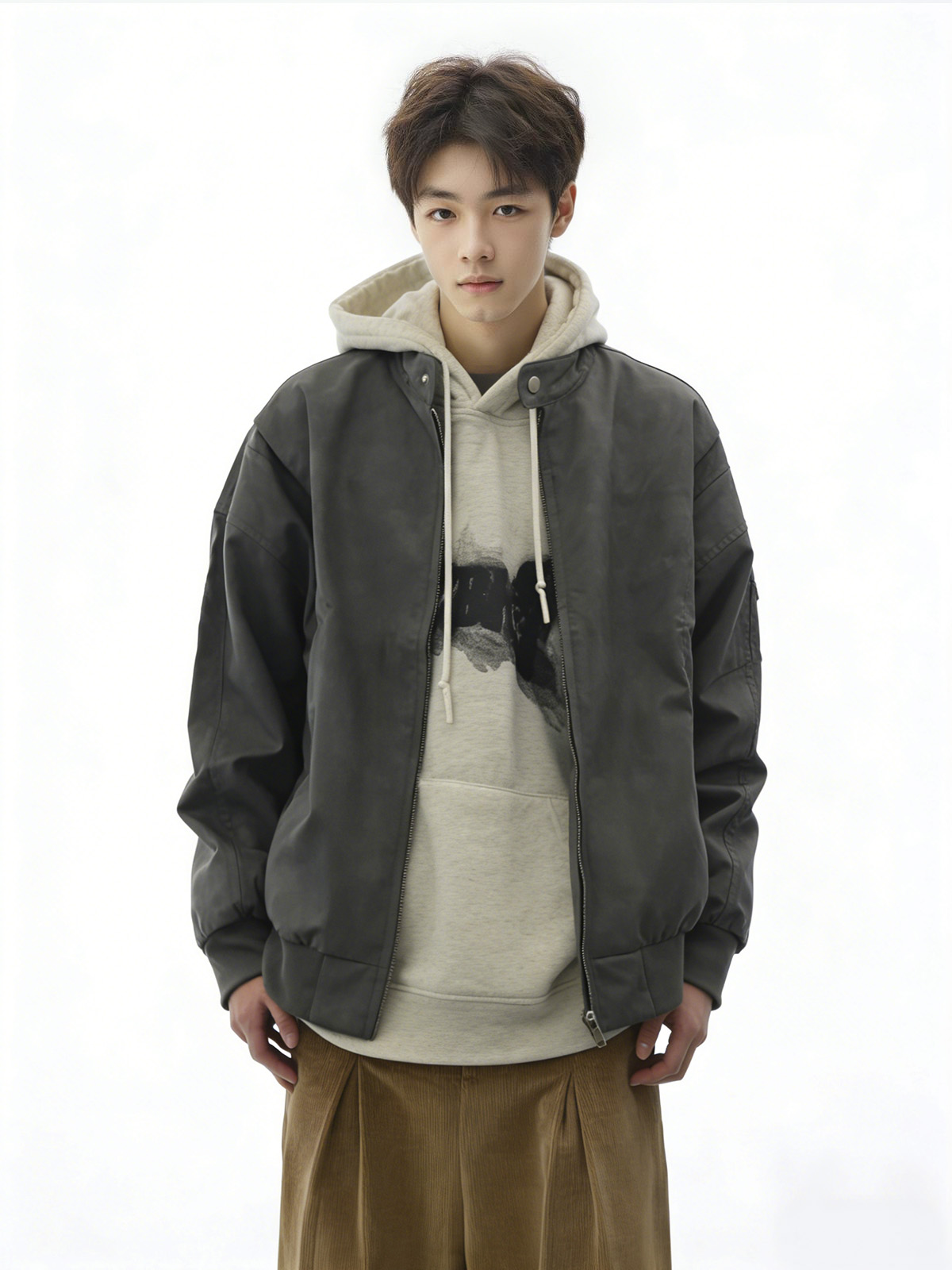 同一男模特换上深灰色连帽冲锋衣