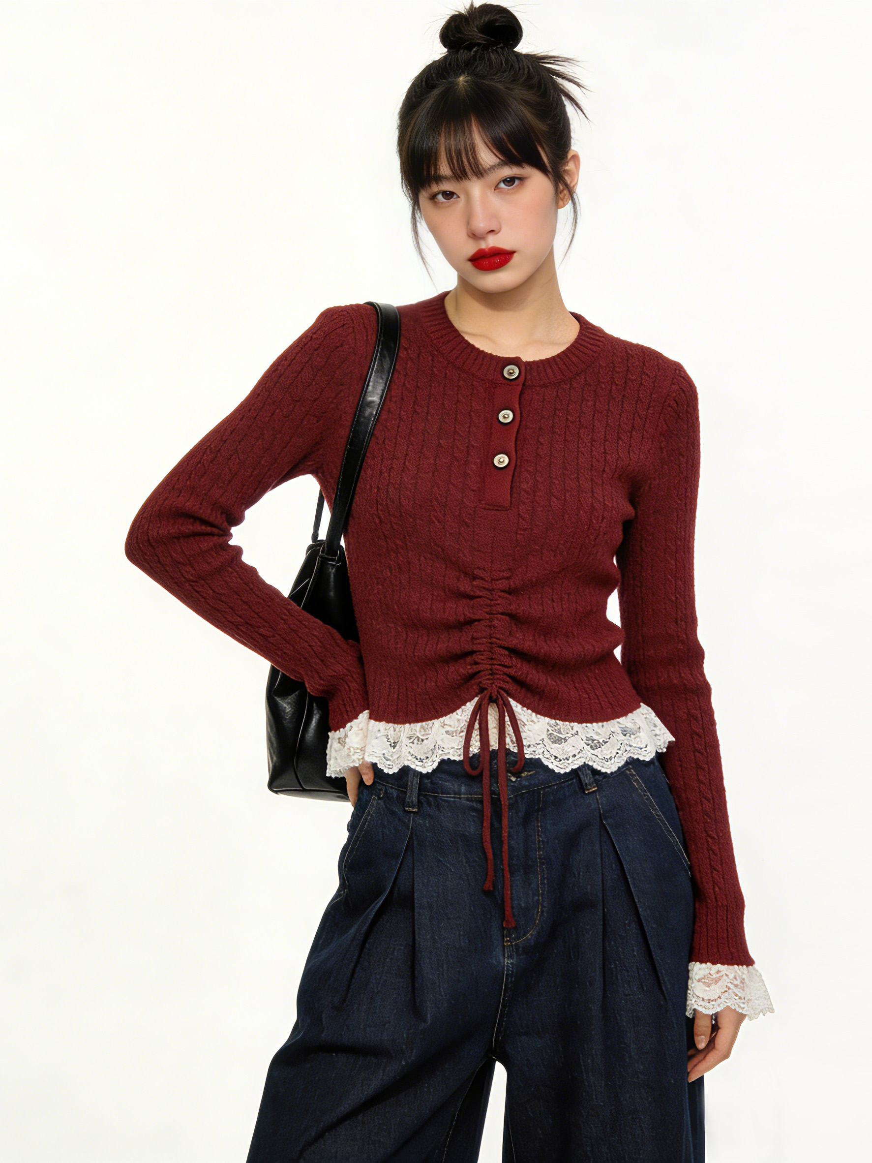 同一模特换上酒红色蕾丝边针织开衫