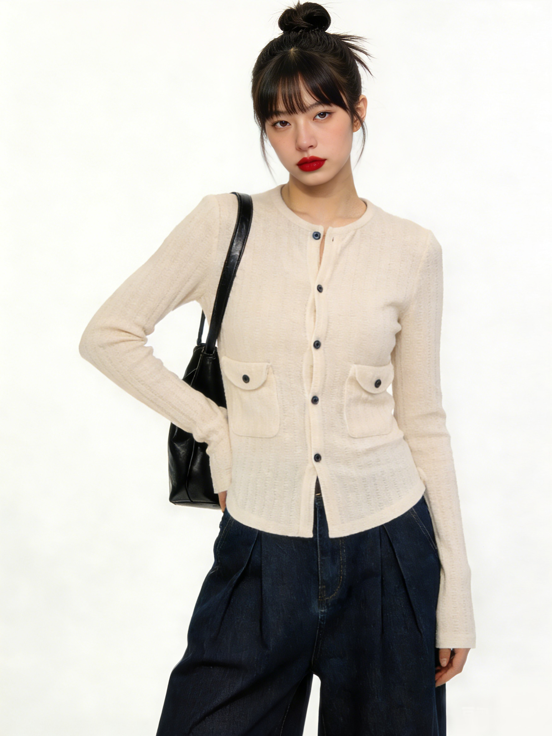 女模特原穿米白色开衫