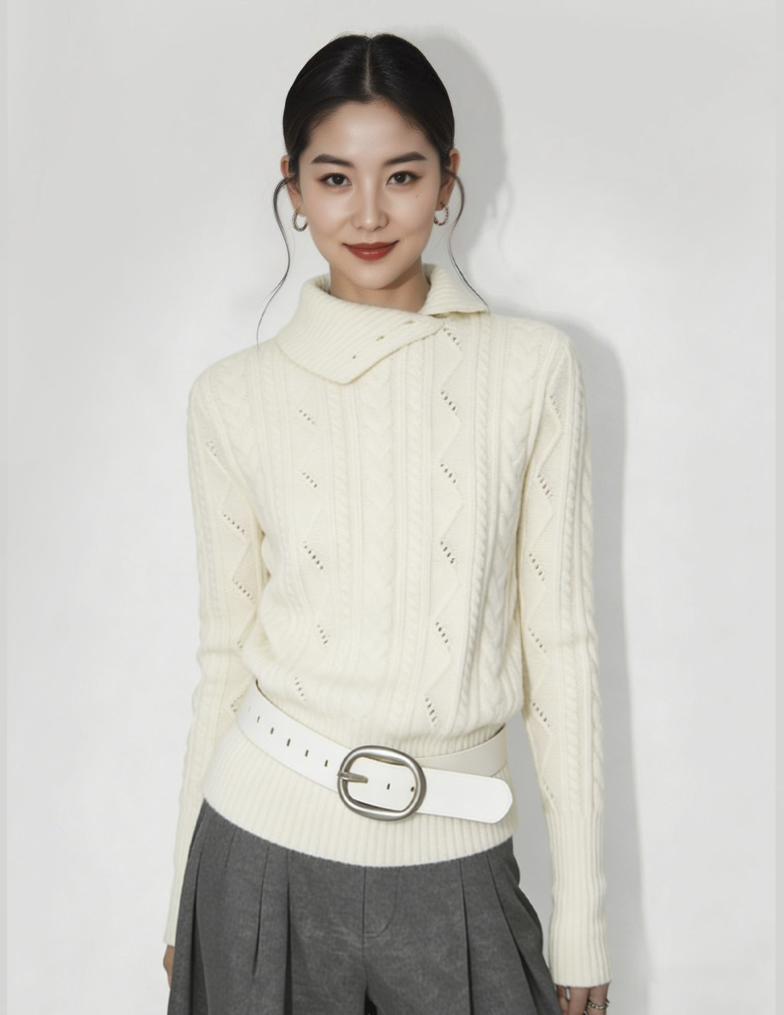 同一模特换上白色麻花编织翻领毛衣