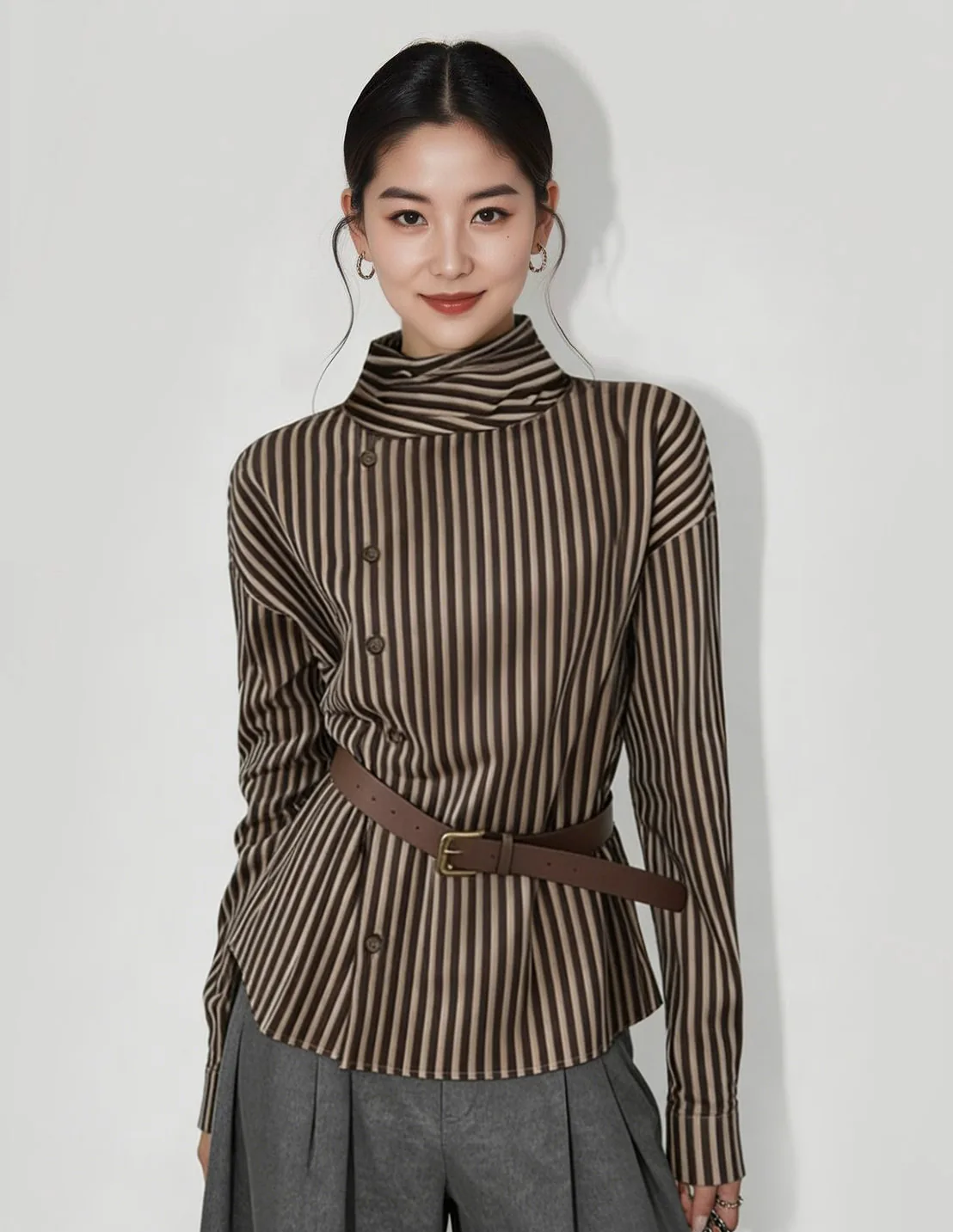 女模特穿棕绿色竖条纹高领衫