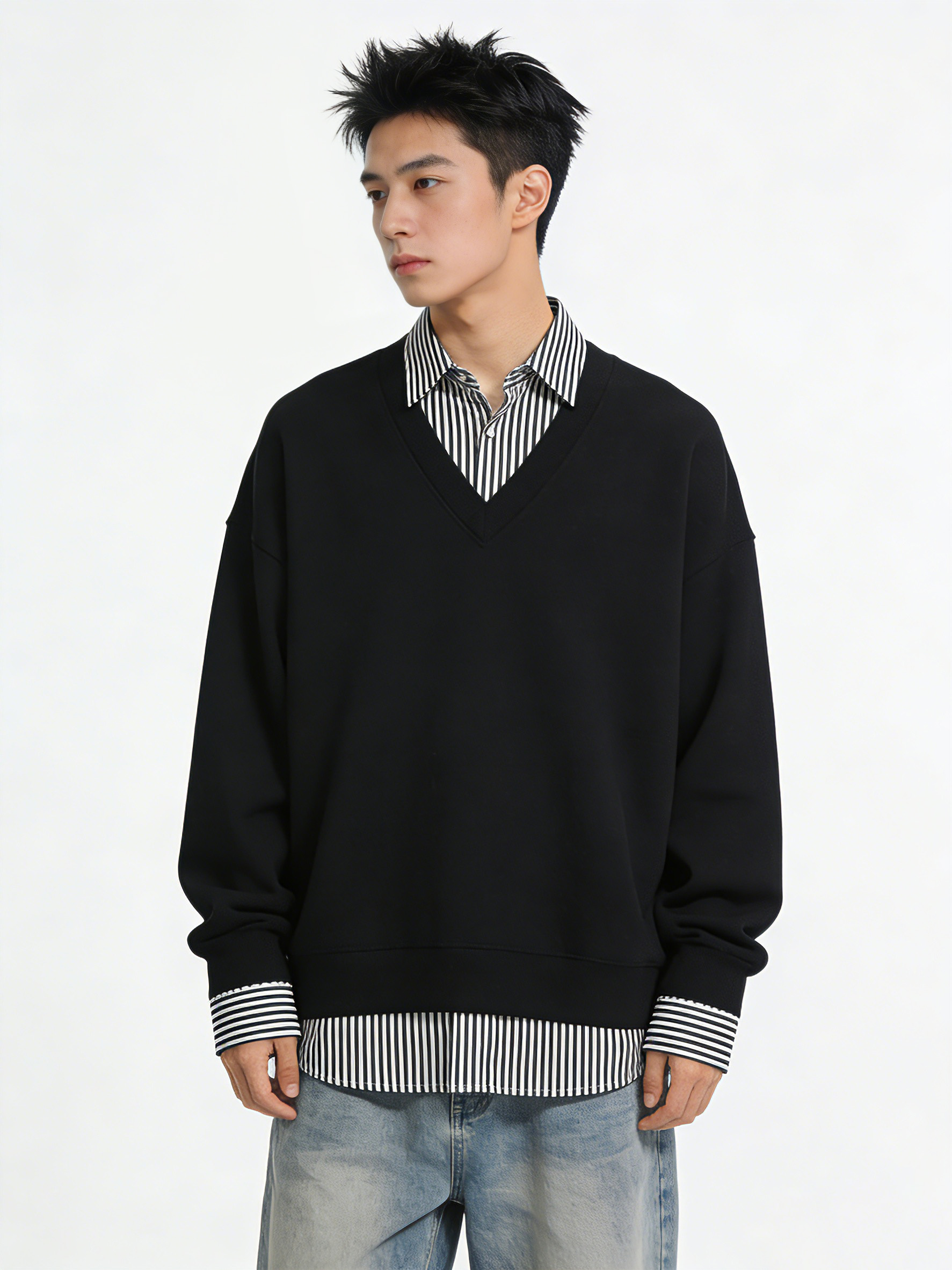 男模特穿上黑色V领假两件卫衣