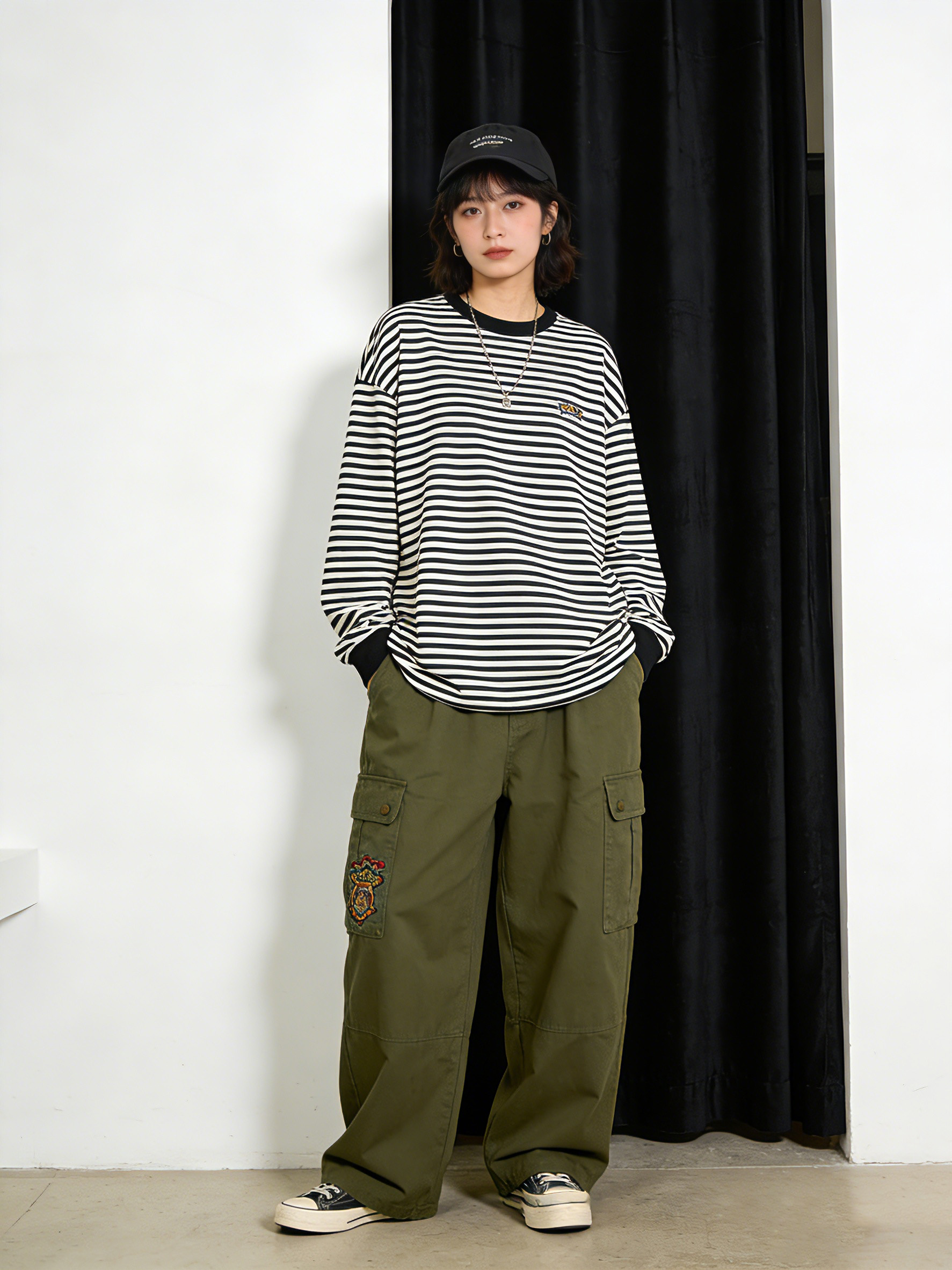 女模特换上黑白横条纹长袖衫