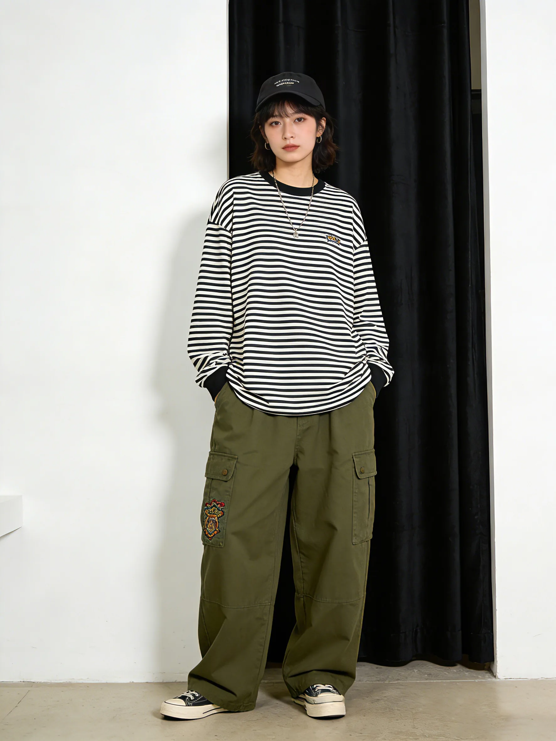 女模特换上黑白横条纹长袖衫