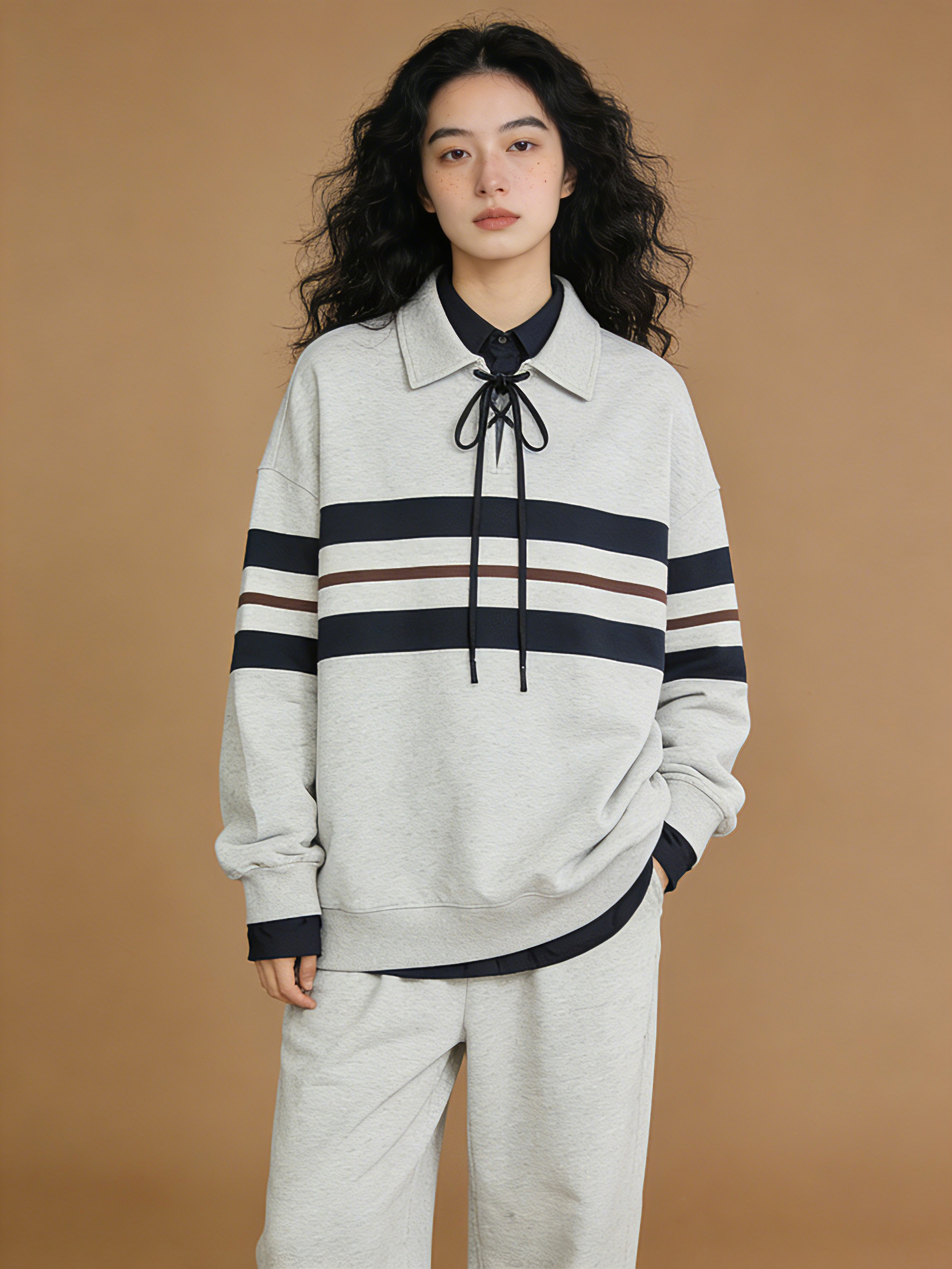 女模特换上灰色横条纹Polo卫衣