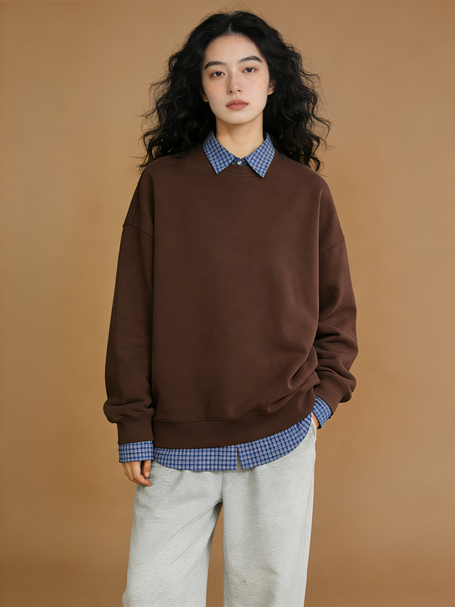 女模特原穿棕色叠穿圆领卫衣