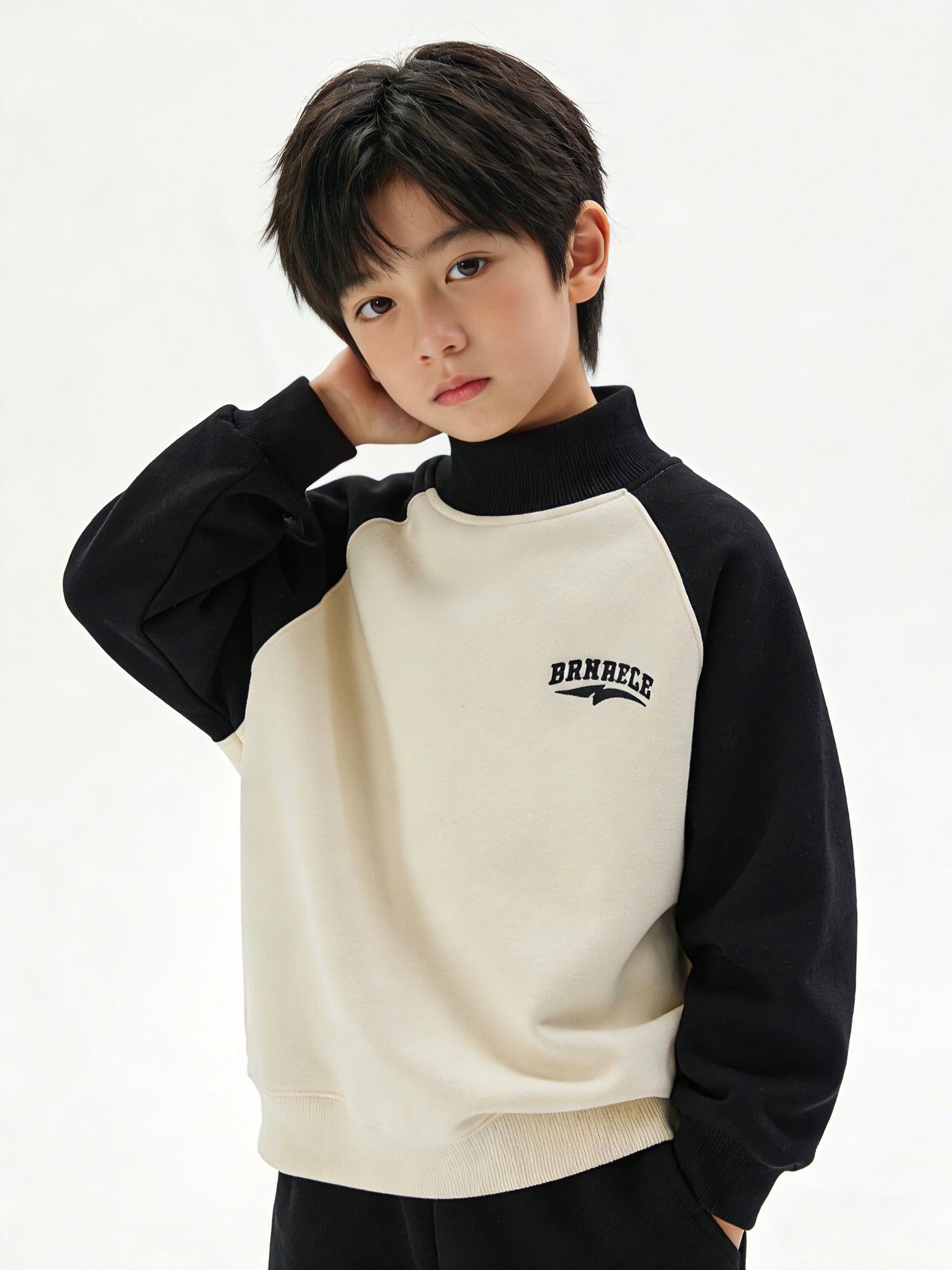 男童模特穿上黑白拼色高领卫衣