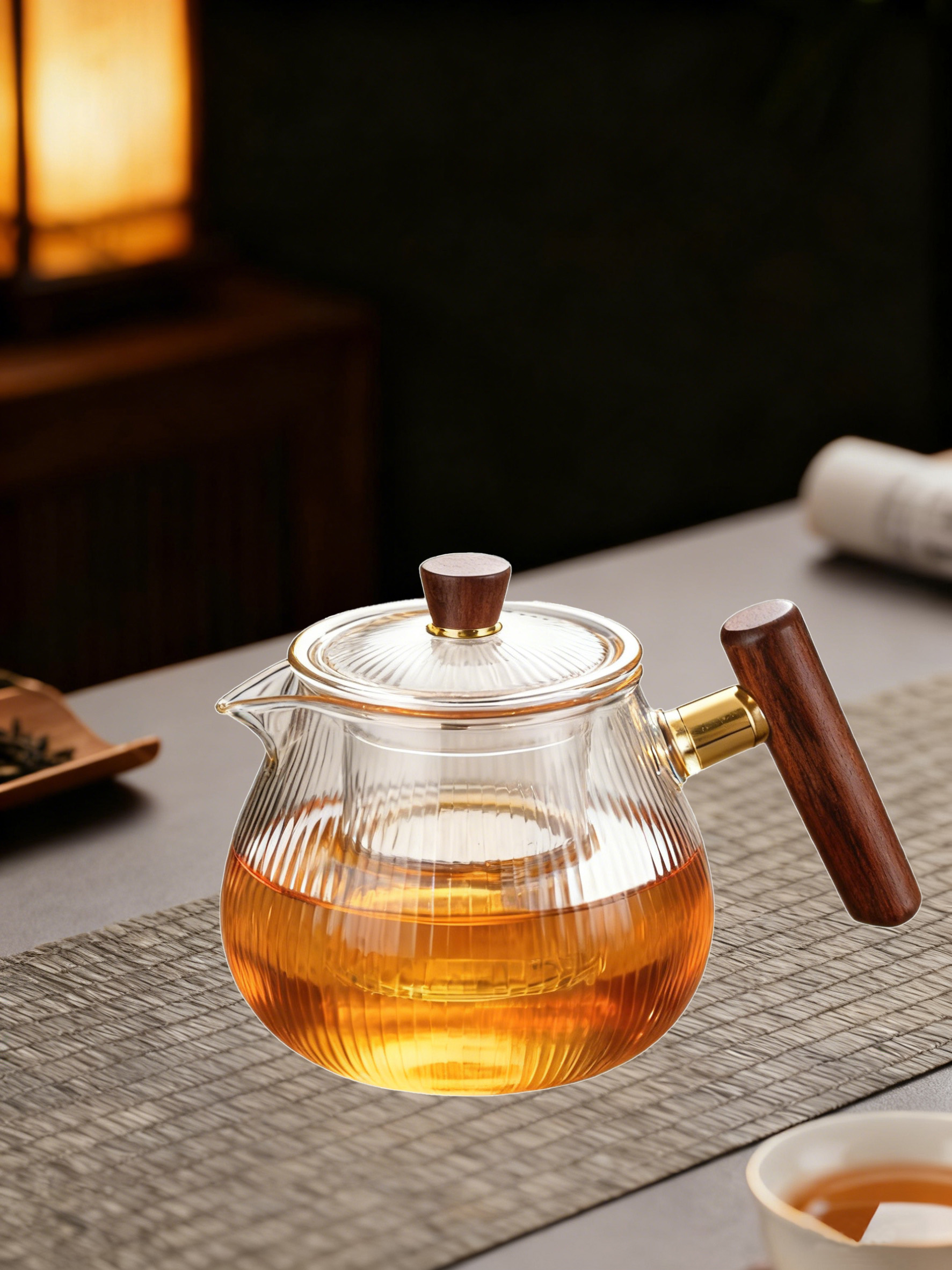 玻璃茶壶放在深色茶台场景中溶图前