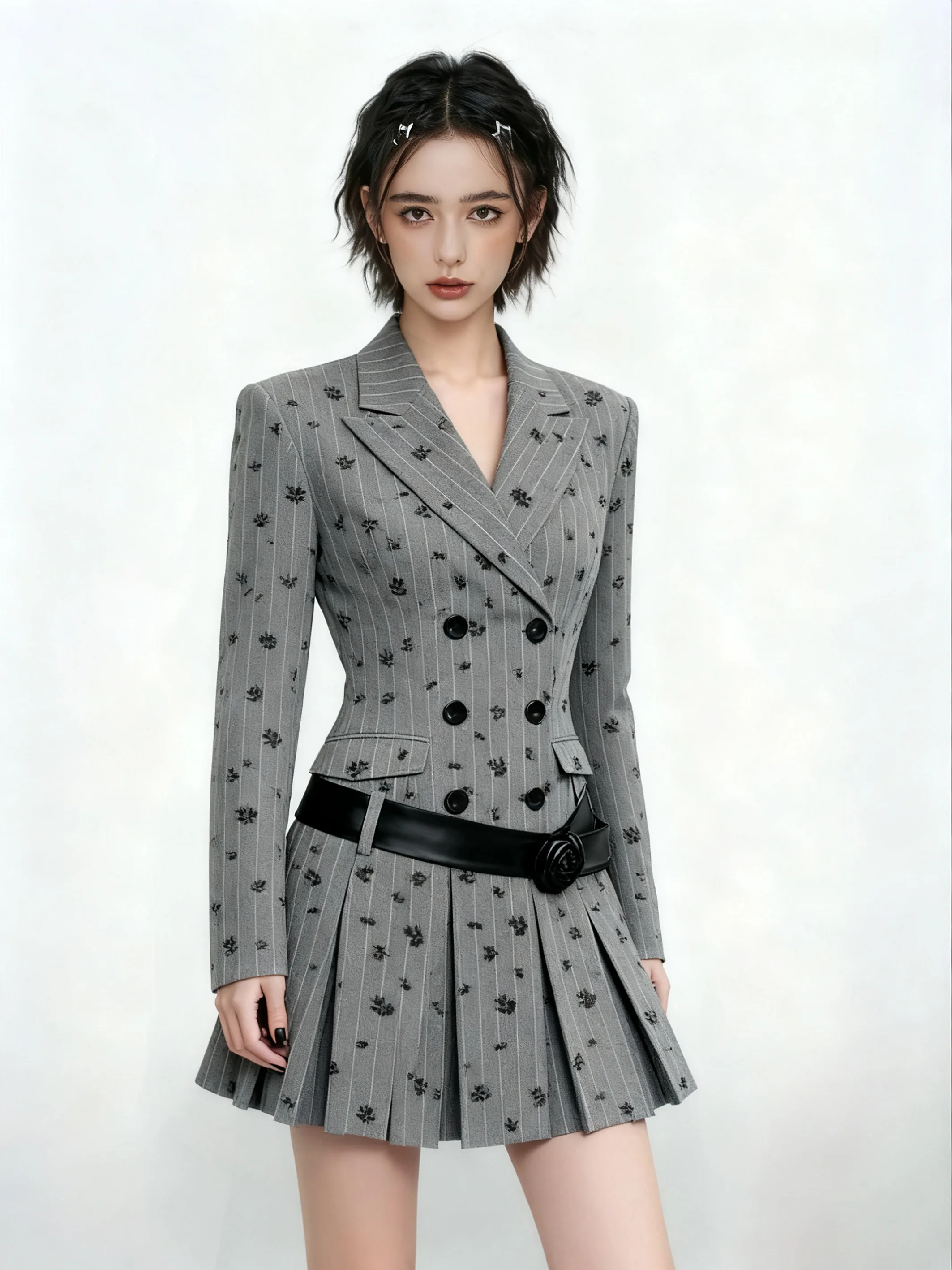 女模特换装后穿灰色条纹西装套装