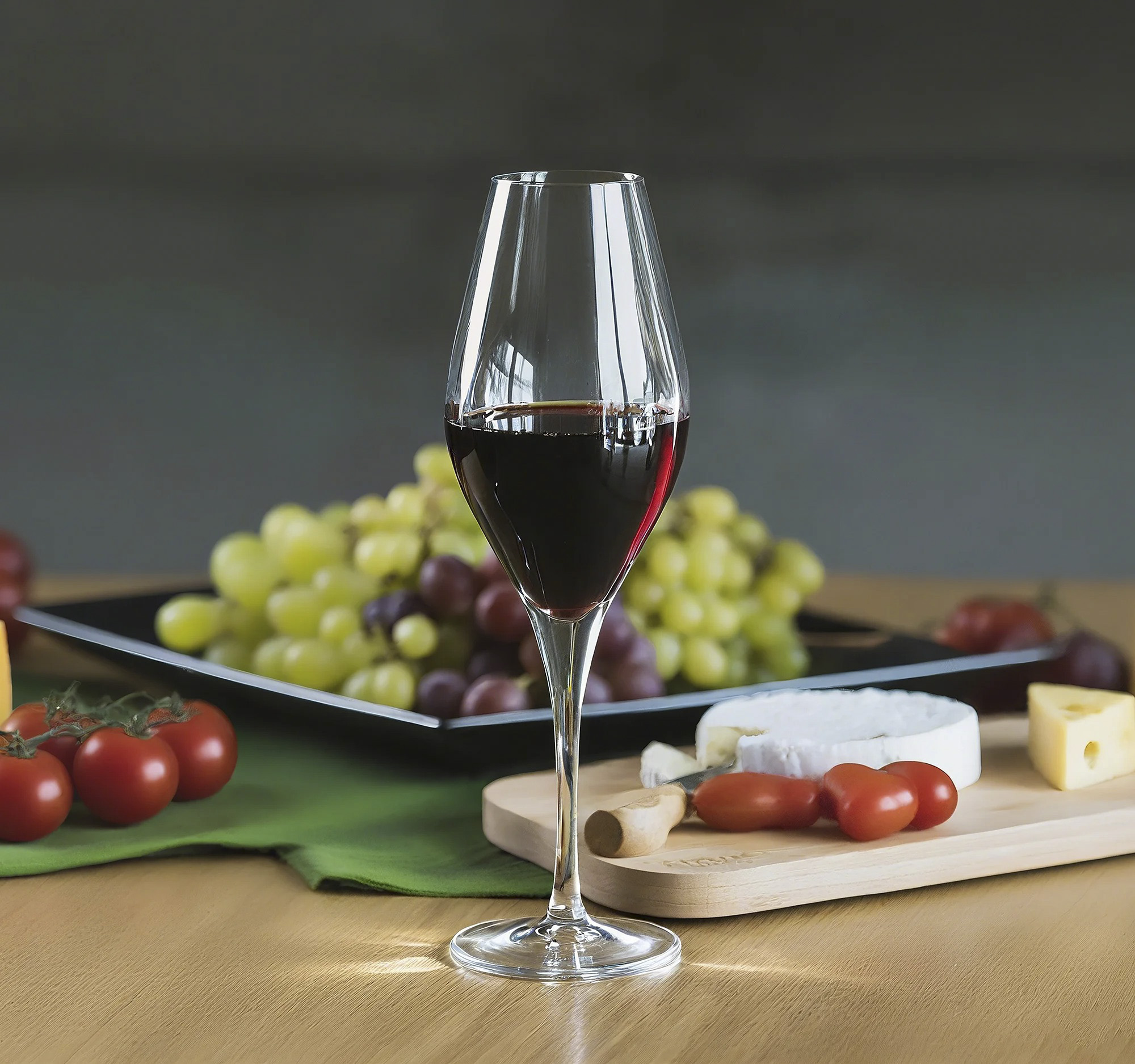 红酒杯原图放在水果奶酪场景中