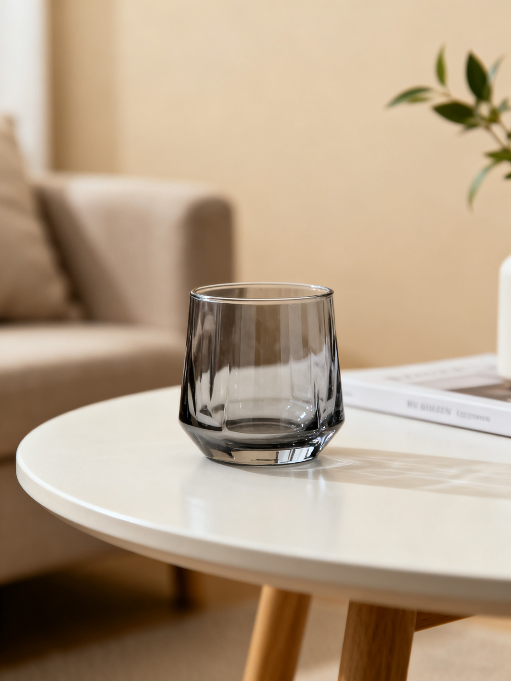 玻璃杯自然融入客厅茶几场景