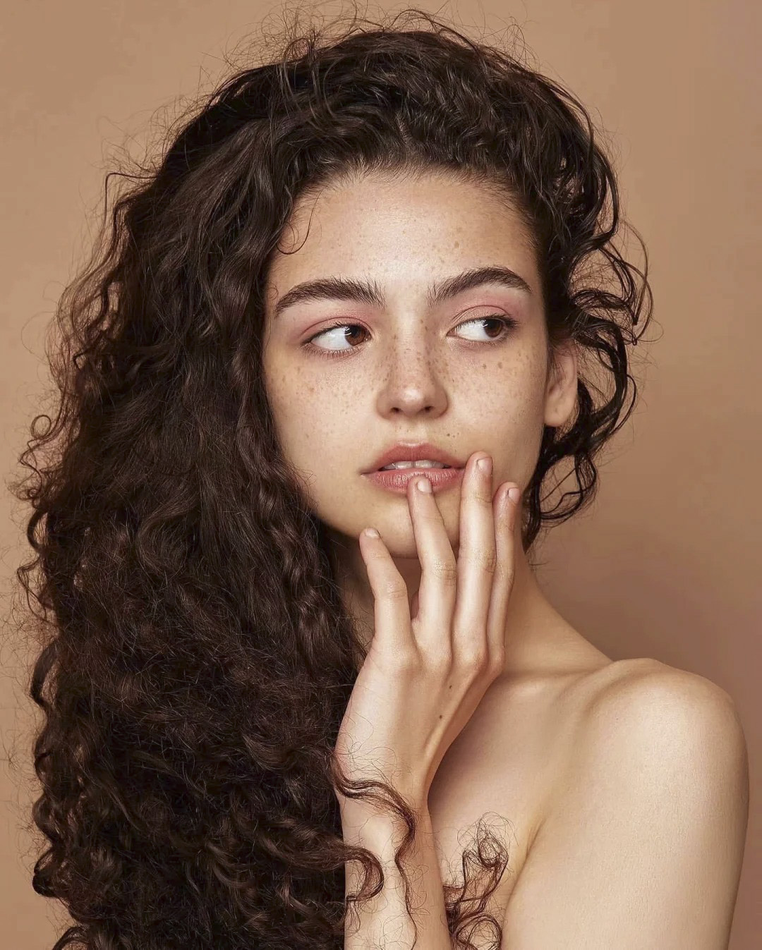 人像修图前脸部有雀斑痘印