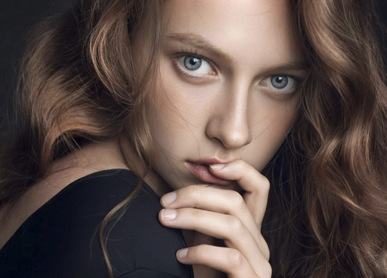 欧美女模特雀斑消除后皮肤光滑细腻