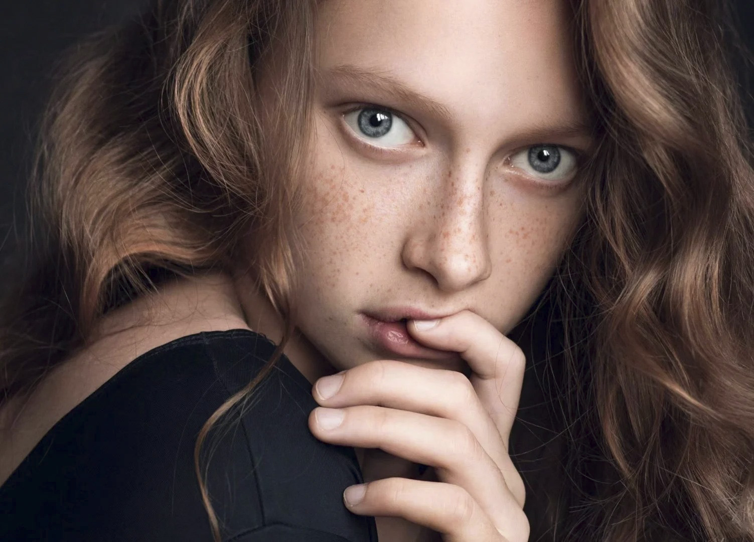 欧美女模特脸部有密集雀斑修图前