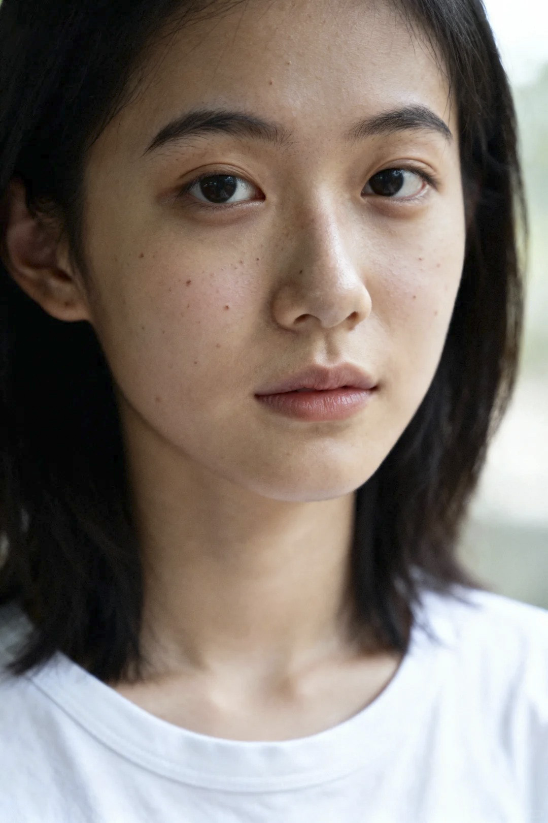 短发女生面部有痘印和不均匀肤色修图前