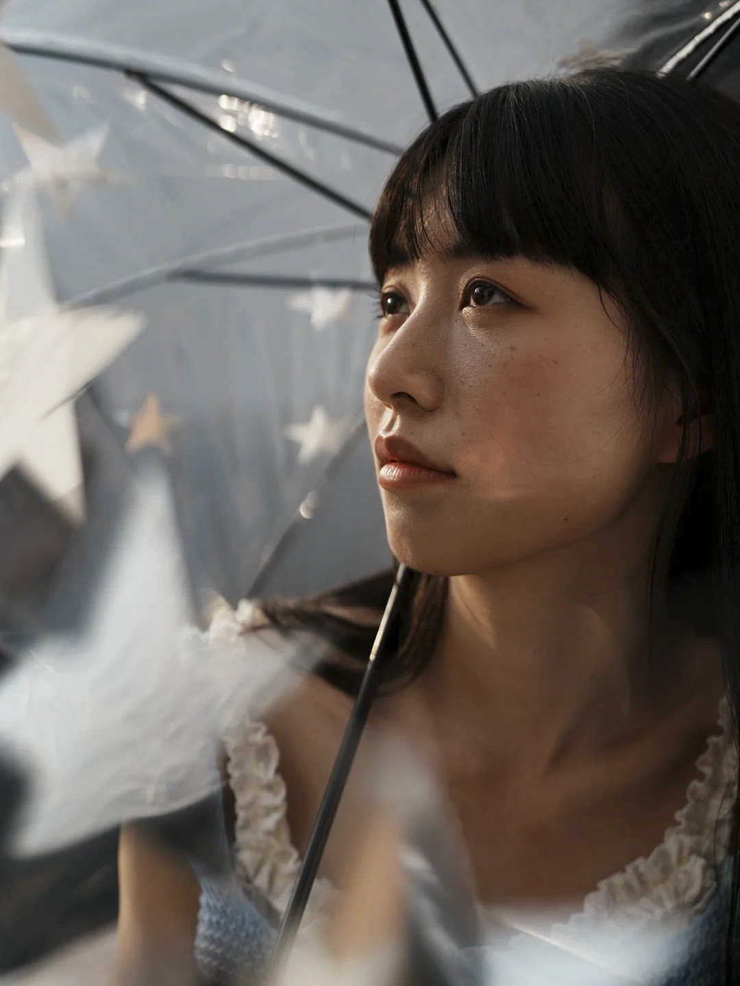 撑伞女生人像修图前面部有轻微瑕疵